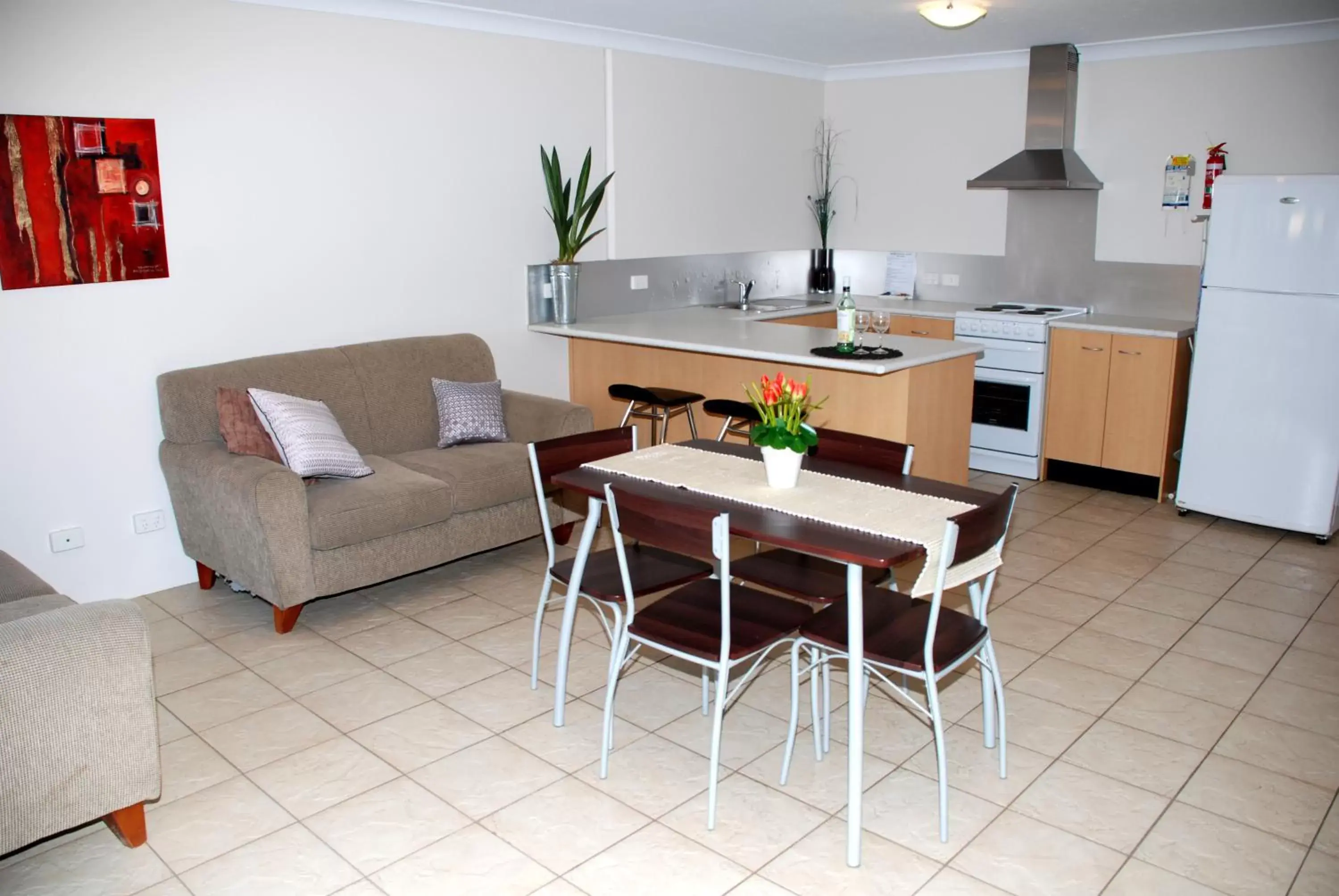 Coffee/tea facilities, Dining Area in Amberoo Apartments