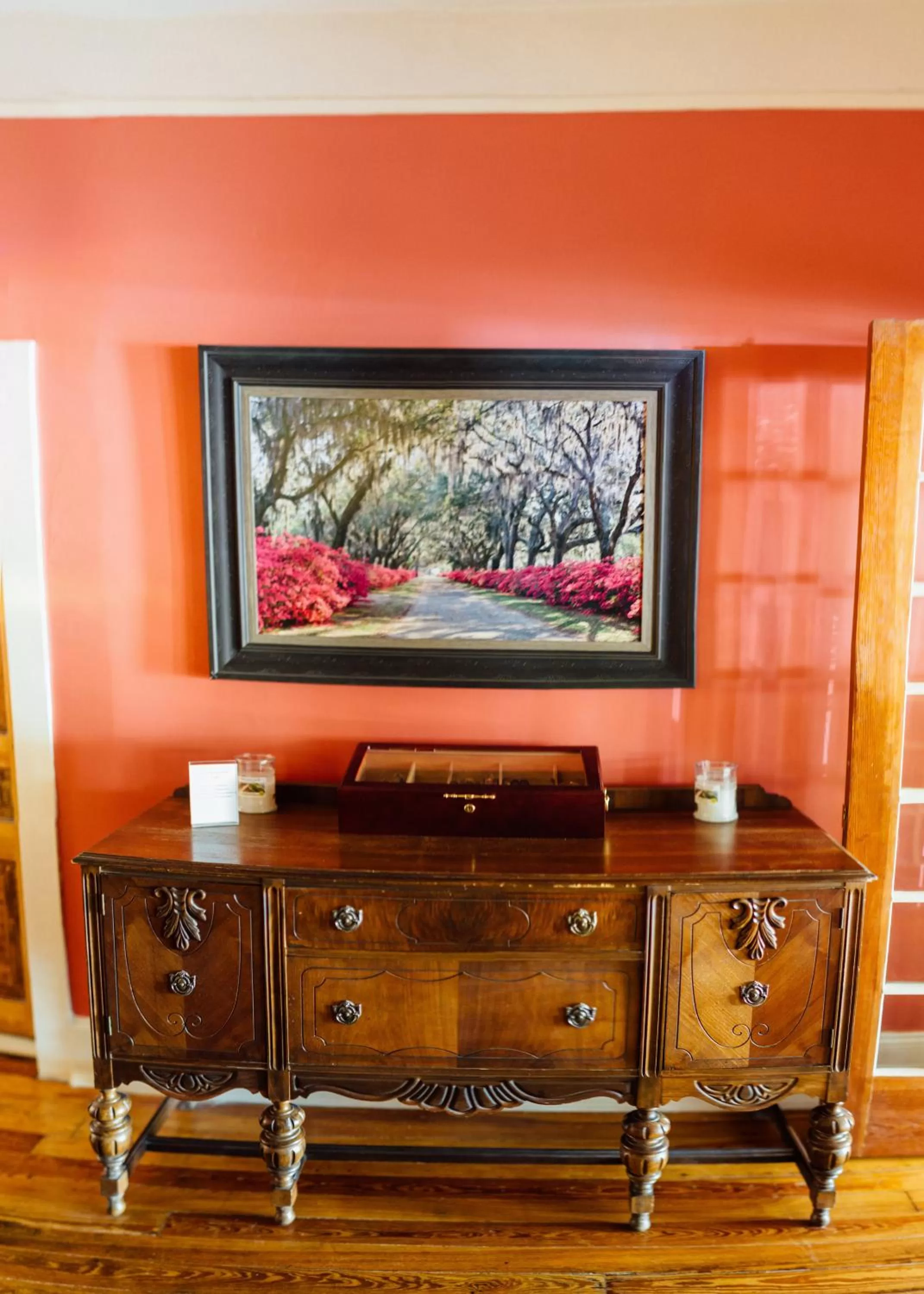 Food and drinks, TV/Entertainment Center in The Charleston Inn