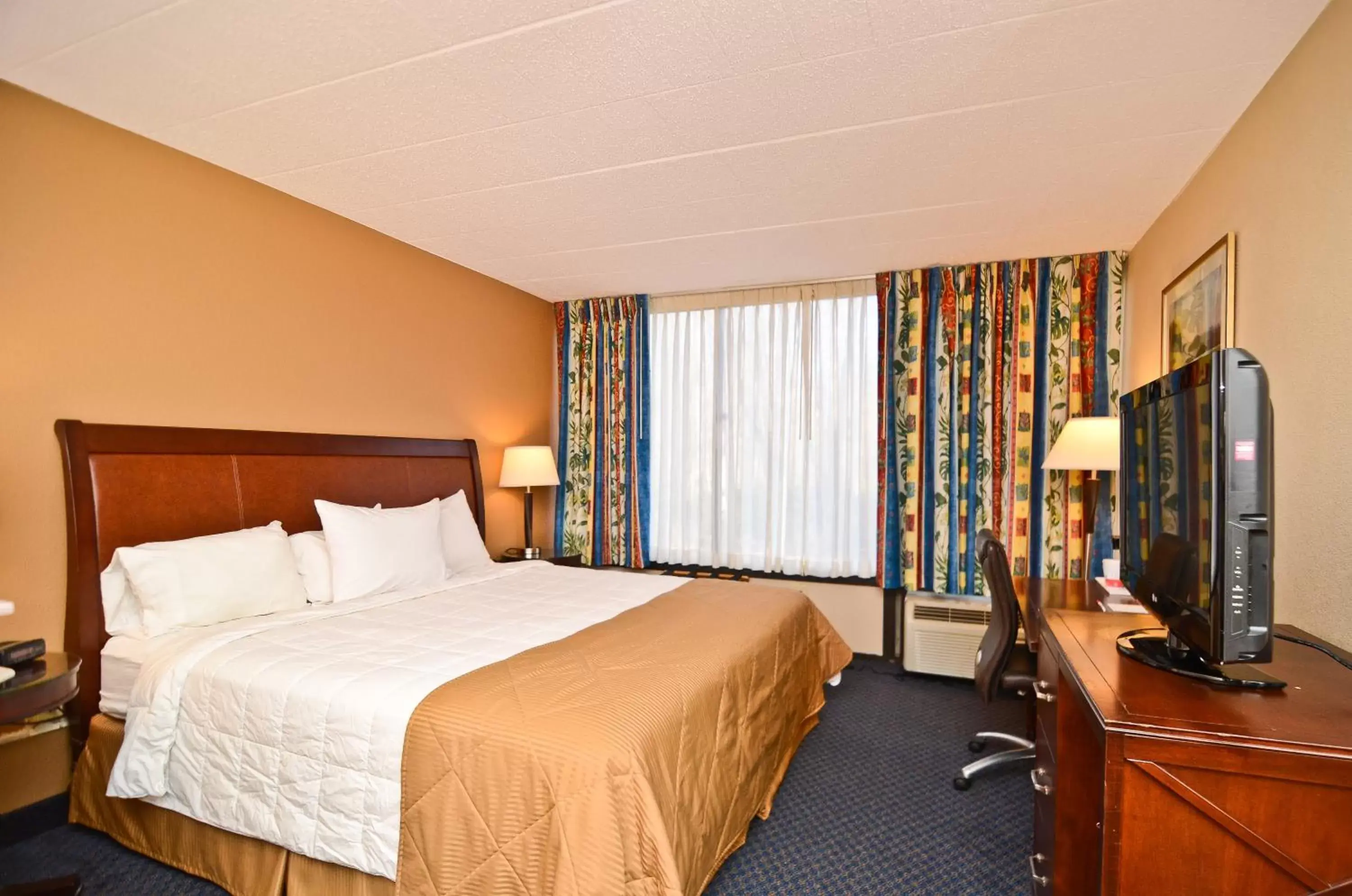 Bedroom, Bed in Pocono Resort & Conference Center - Pocono Mountains