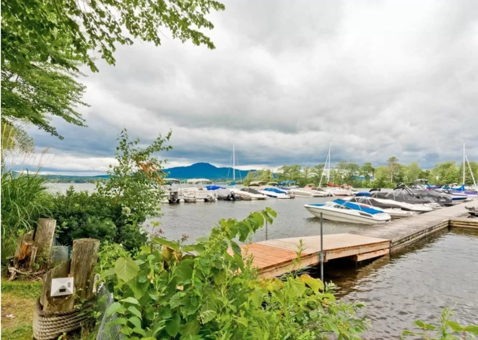 Beach in Magog Waterfront Studio 106