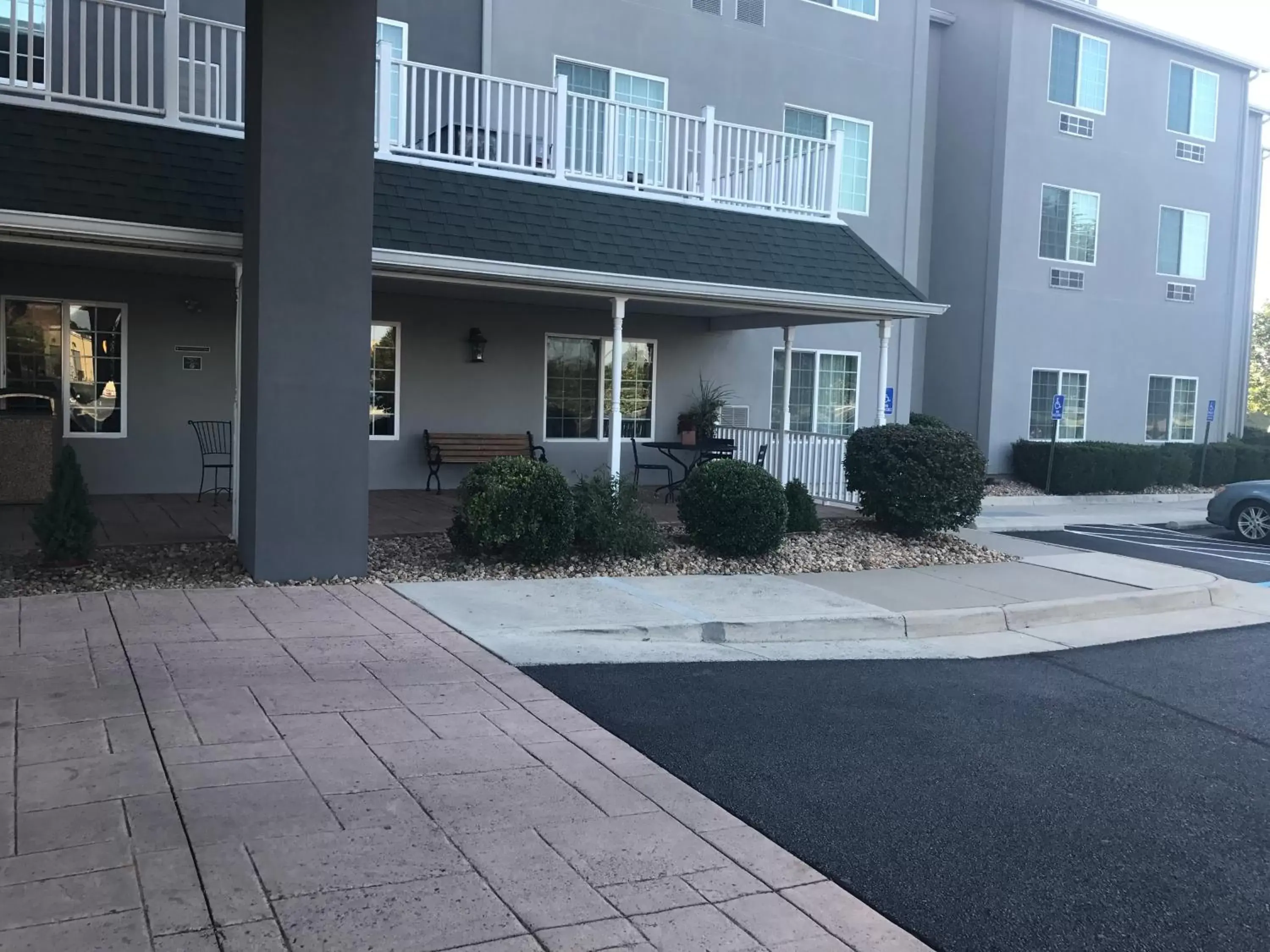 Property Building in Country Inn & Suites by Radisson, Winchester, VA