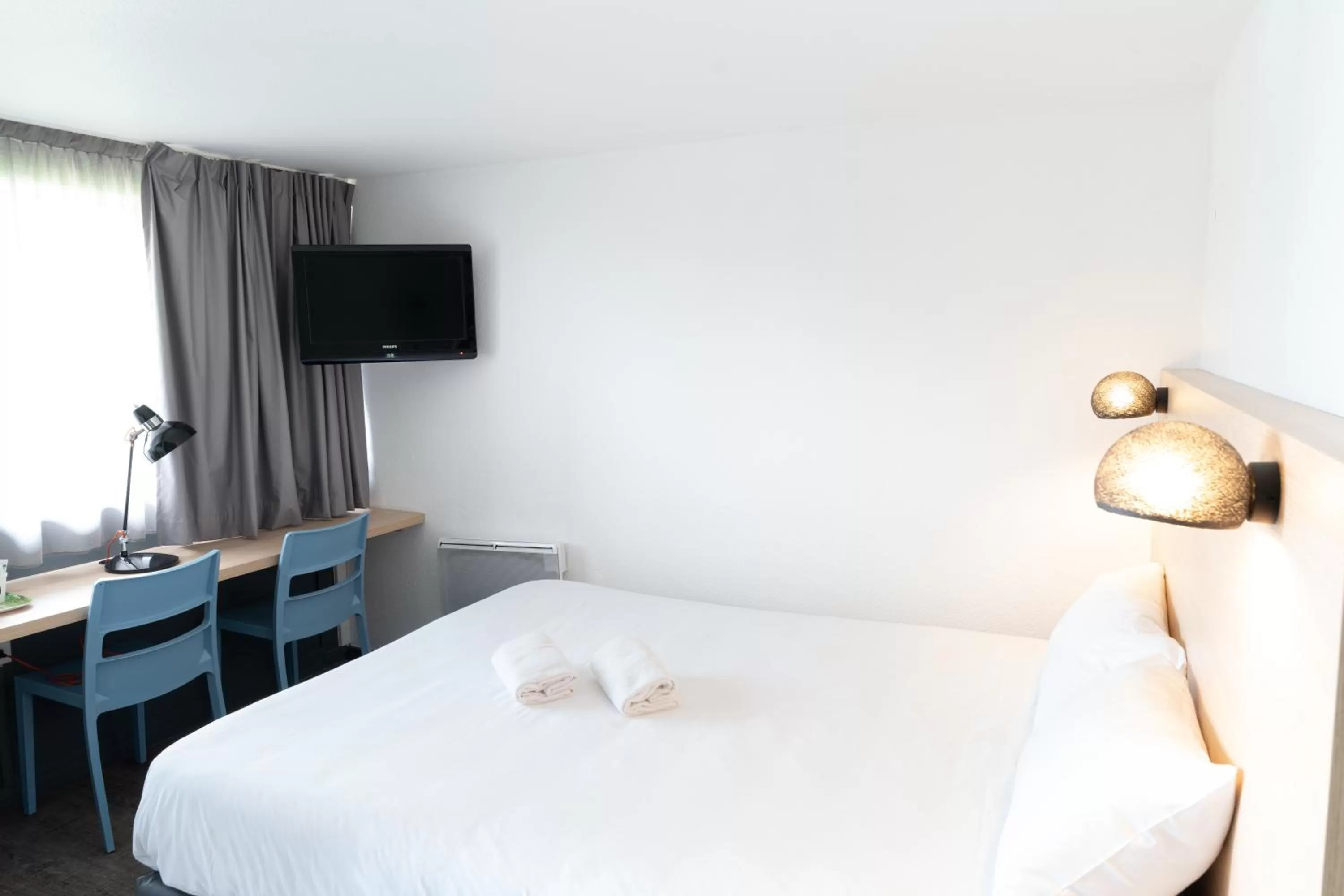 Bed in Hotel Inn Design La Rochelle