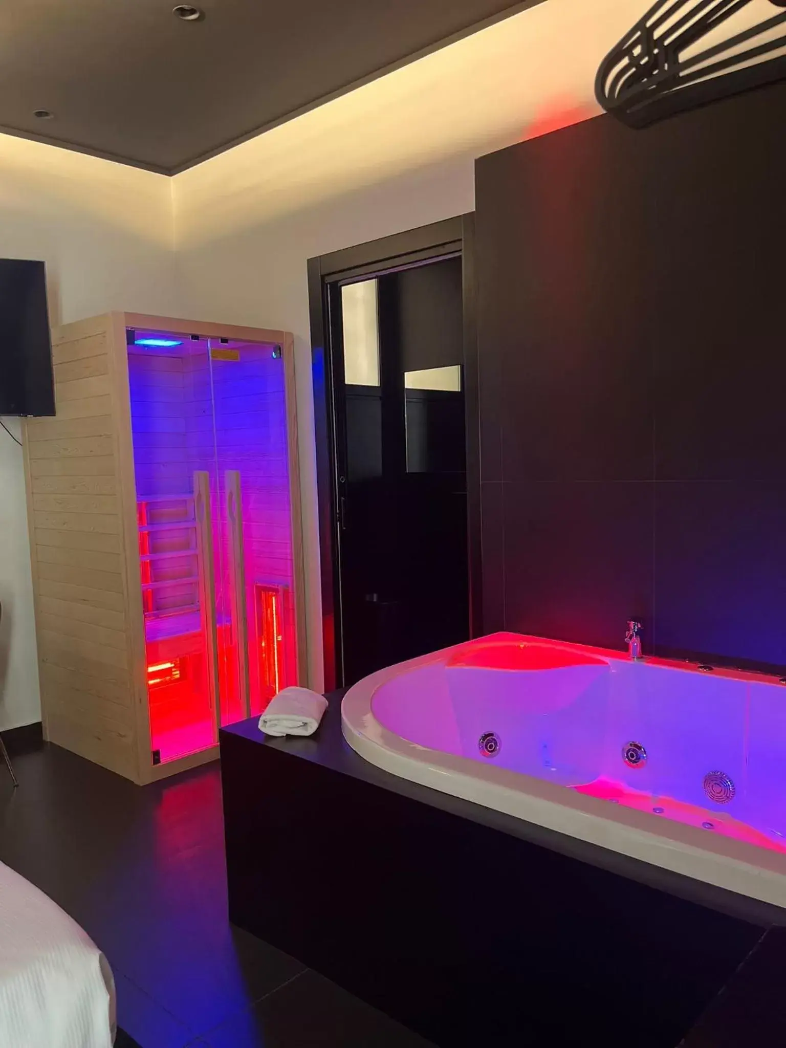 Hot Tub, Bathroom in Maximum hub suite&spa