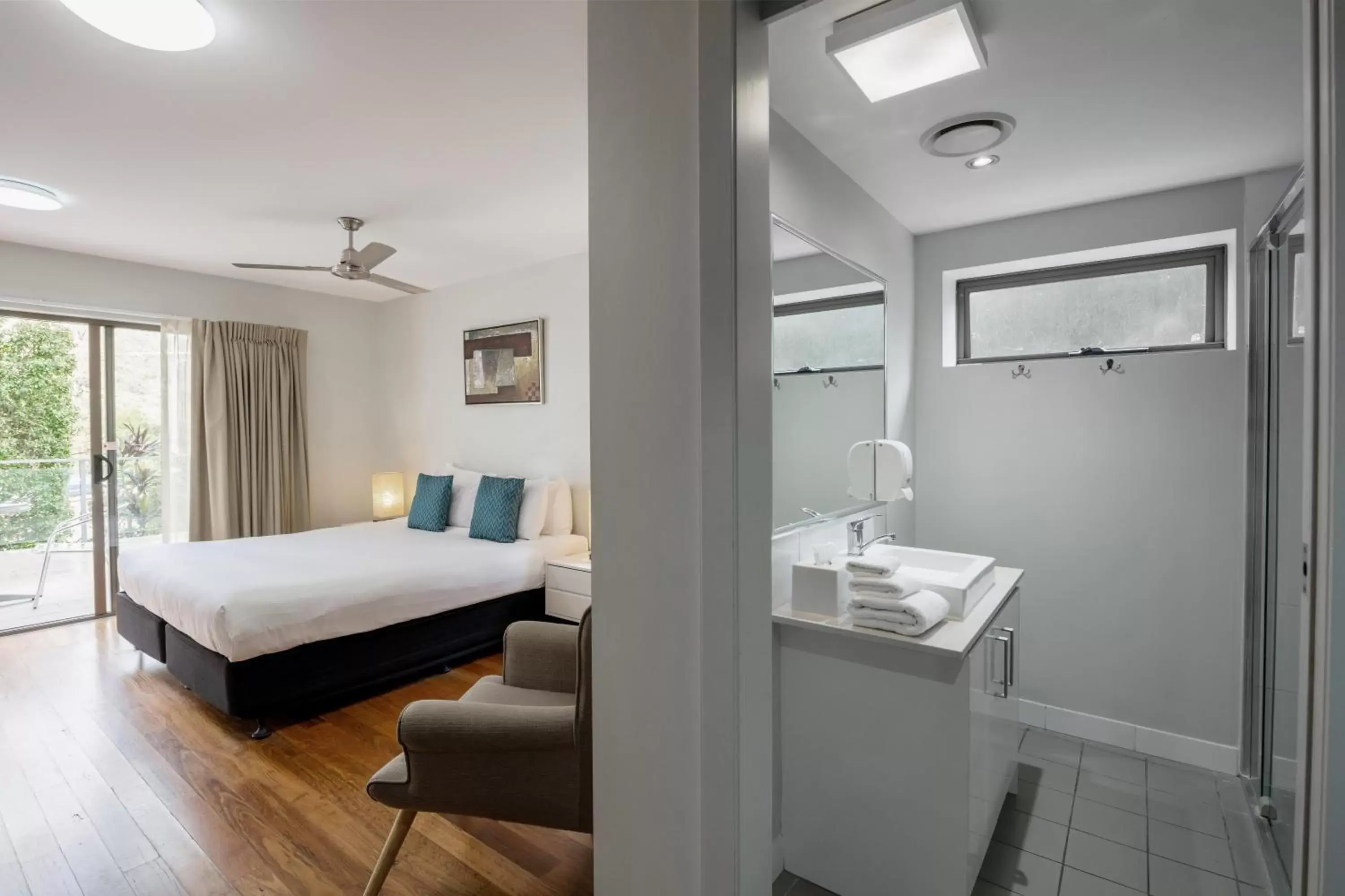 Bedroom, Bed in Essence Apartments Chermside