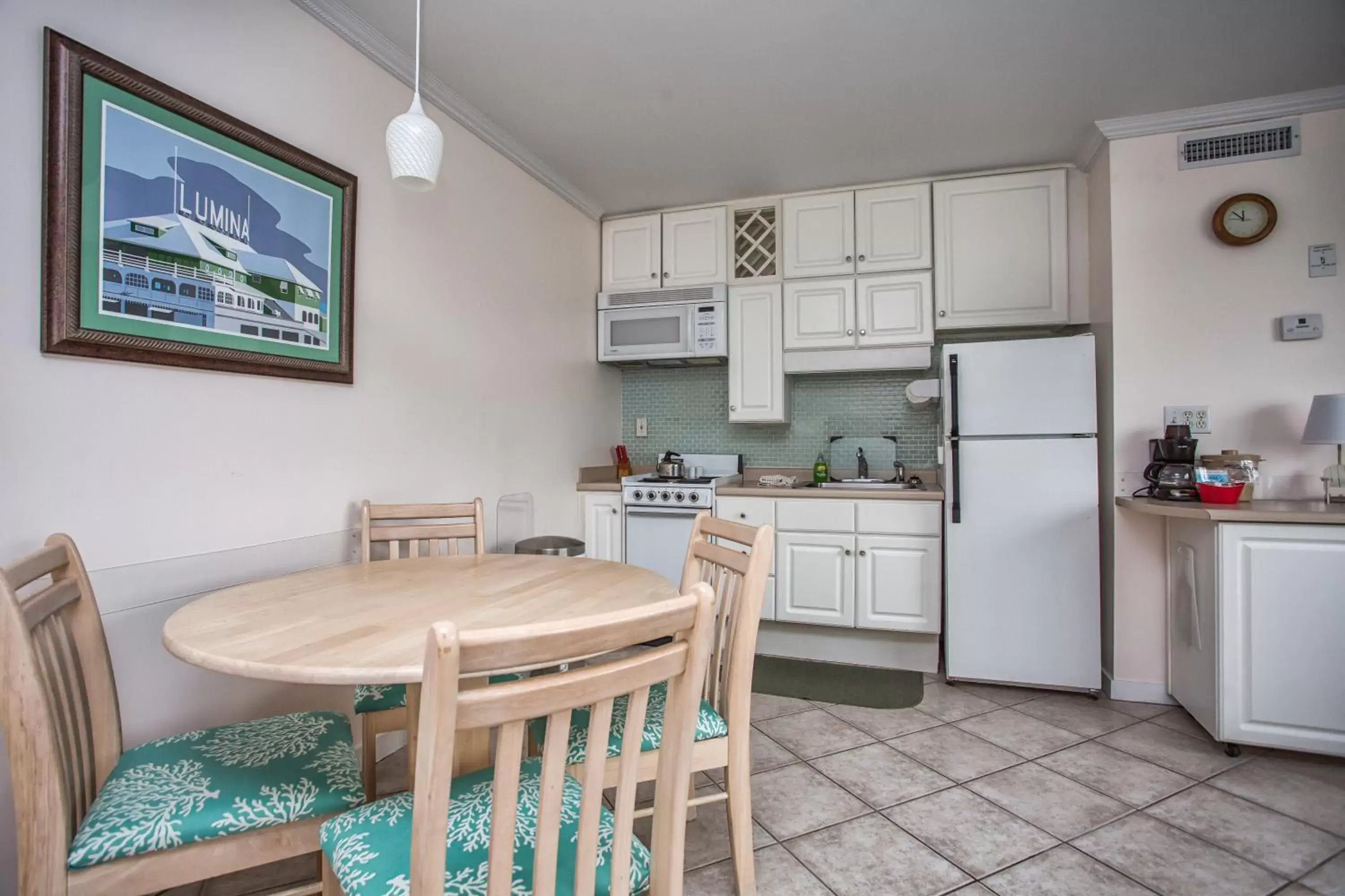 Kitchen or kitchenette, Dining Area in Sandpeddler Inn and Suites