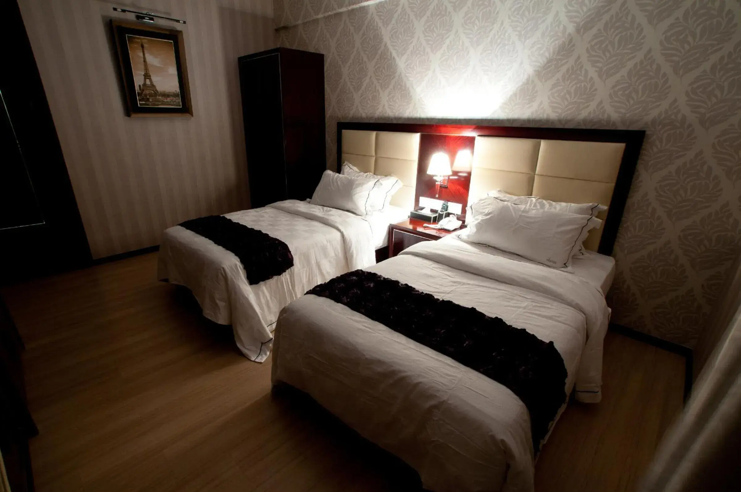 Bedroom, Bed in Pariss Hotel