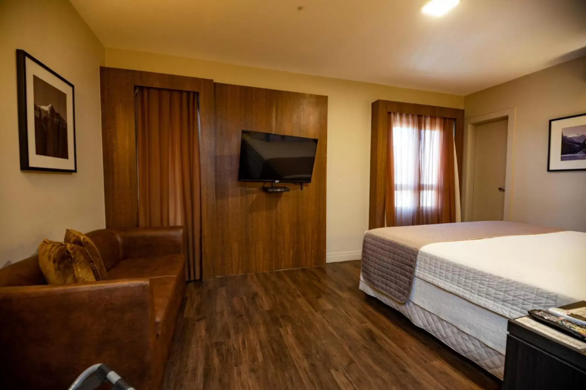 Bedroom, TV/Entertainment Center in Porto da Ilha Hotel