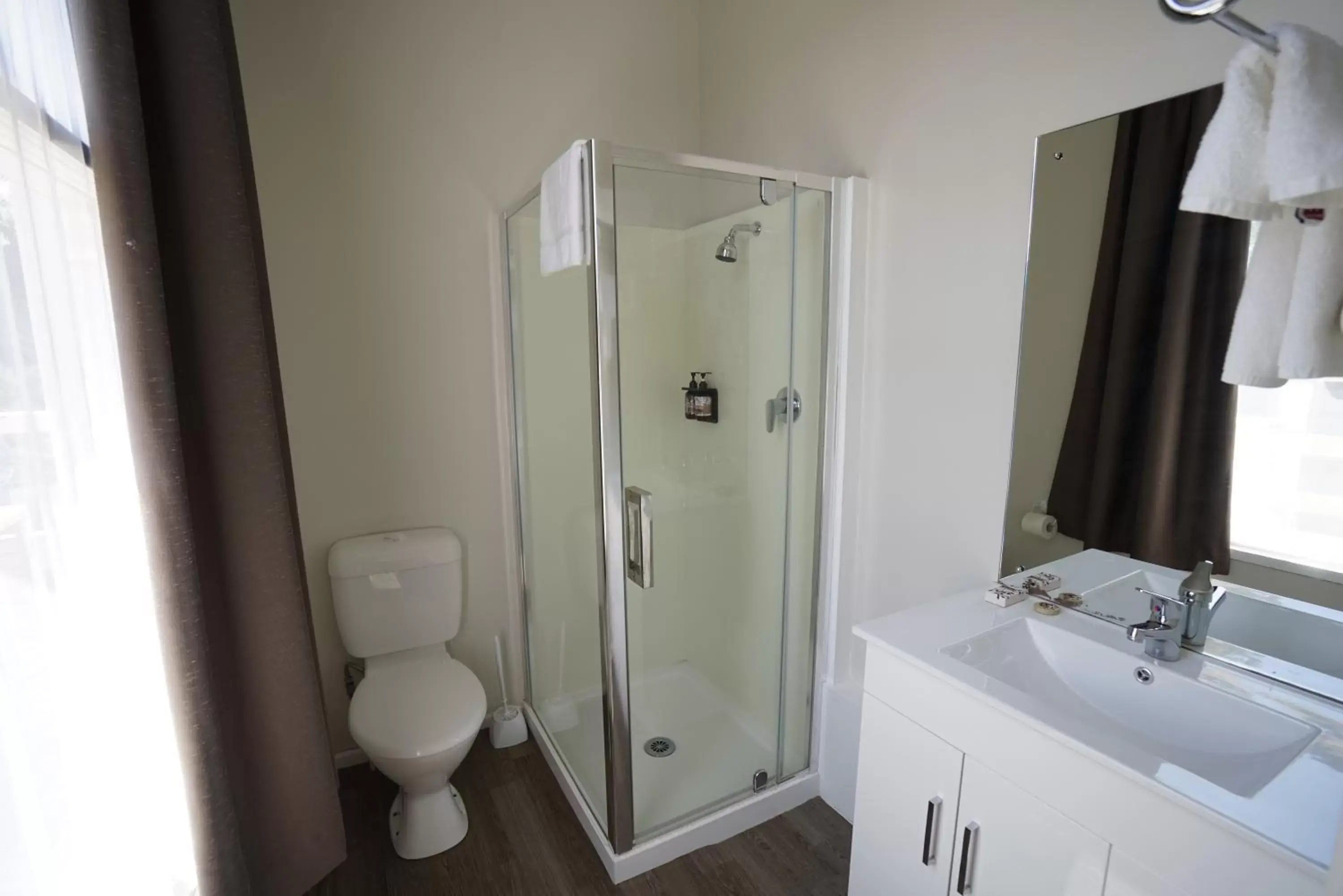 Bathroom in Alpers Lodge & Conference Centre