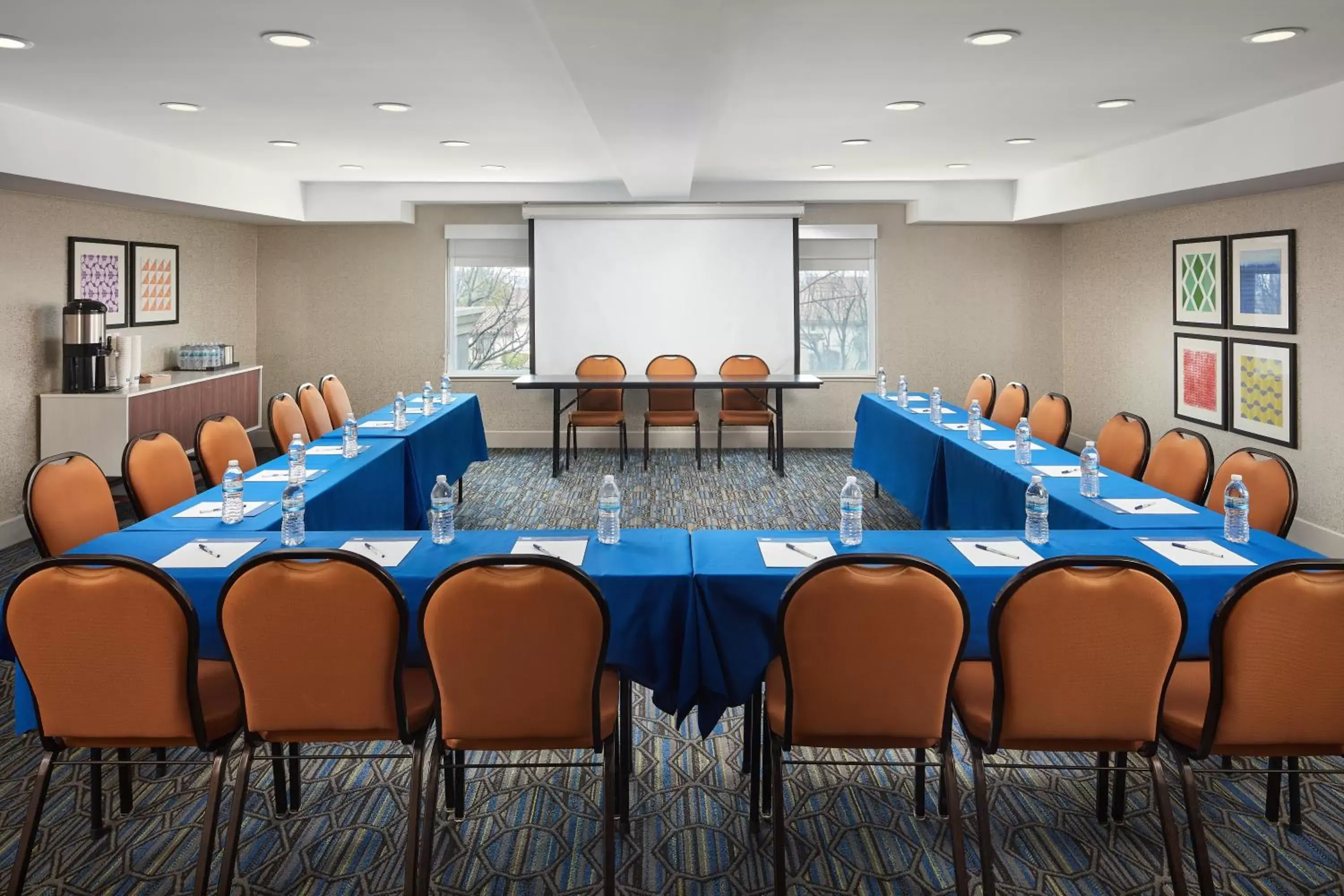 Meeting/conference room in Holiday Inn Express Hotel & Suites Belmont, an IHG Hotel