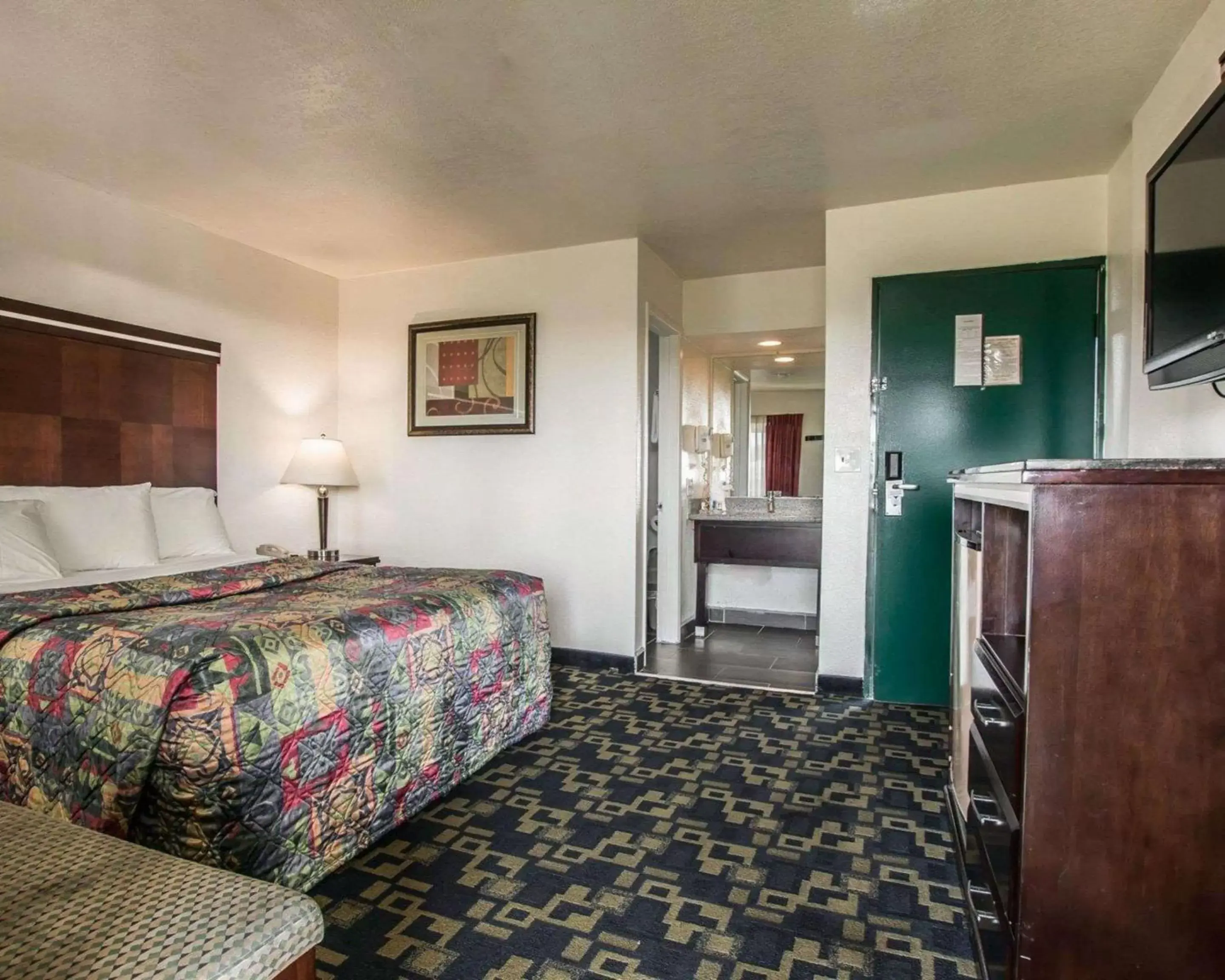 Photo of the whole room, Bed in Rodeway Inn Oceanside Marina