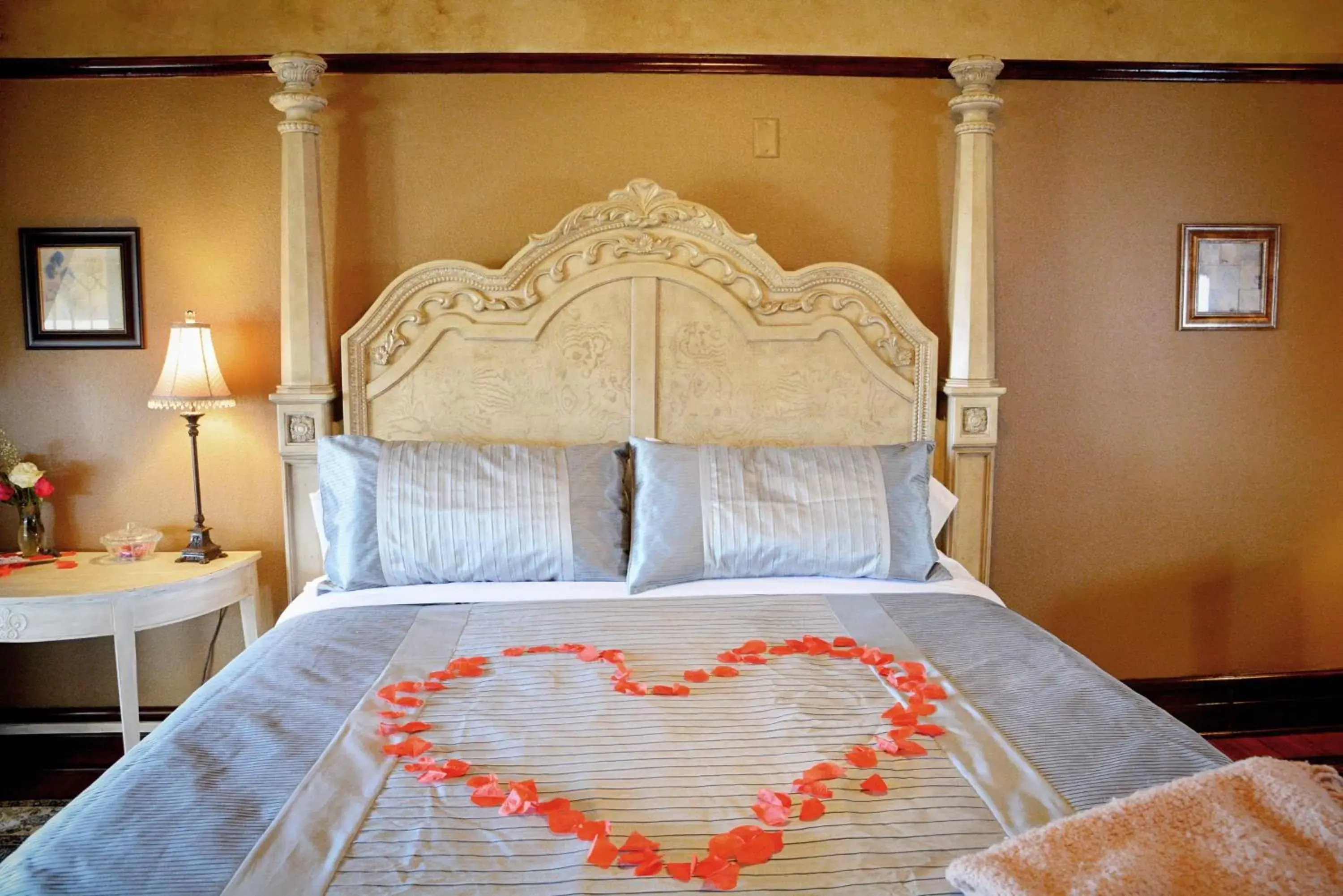 Bedroom, Bed in Iron Horse Inn