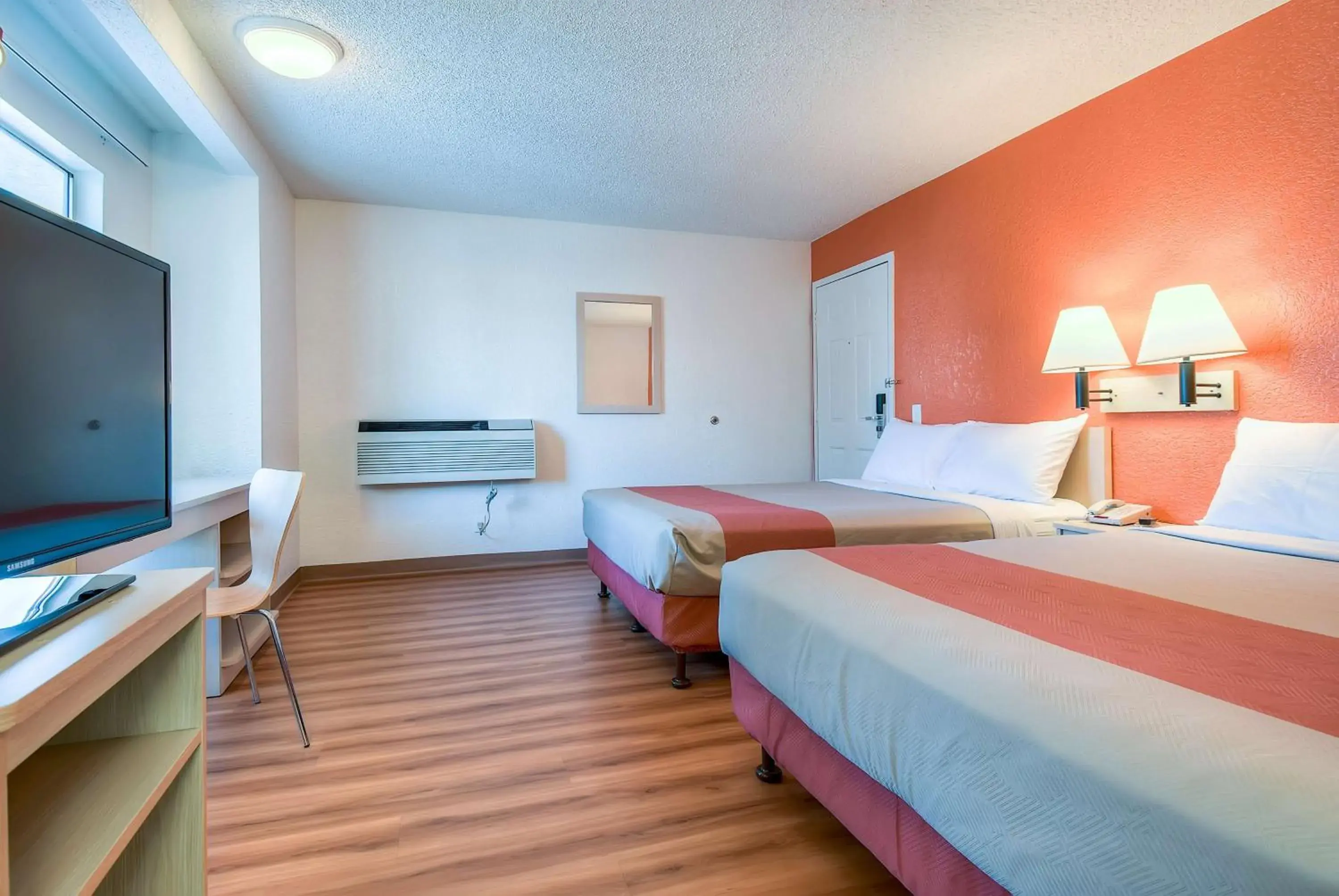 TV and multimedia, Bed in Motel 6-Rowland Heights, CA - Los Angeles - Pomona