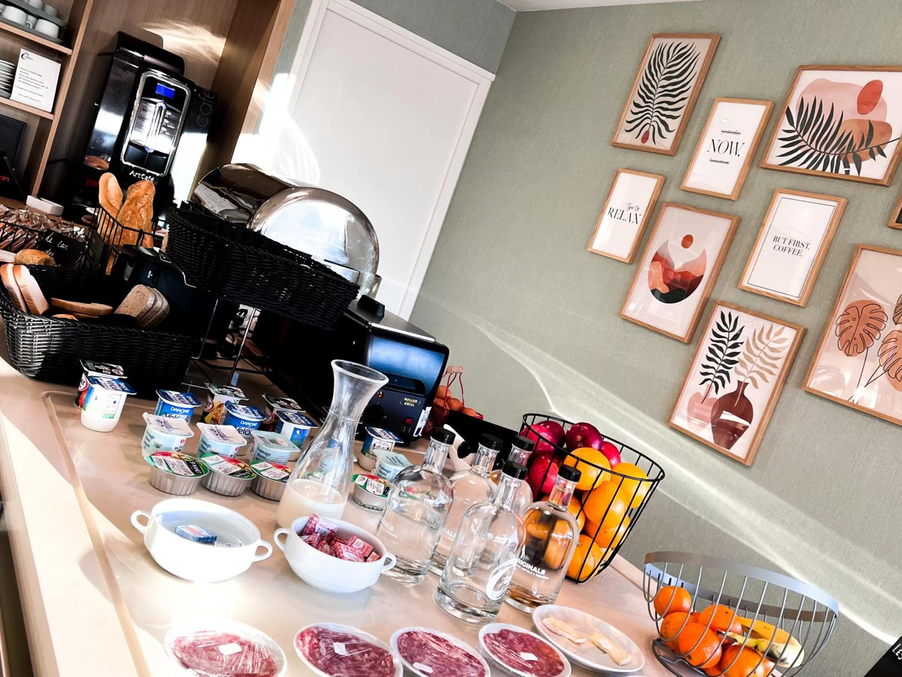 Buffet breakfast in The Originals City, Hôtel Ecoparc, Montpellier Est