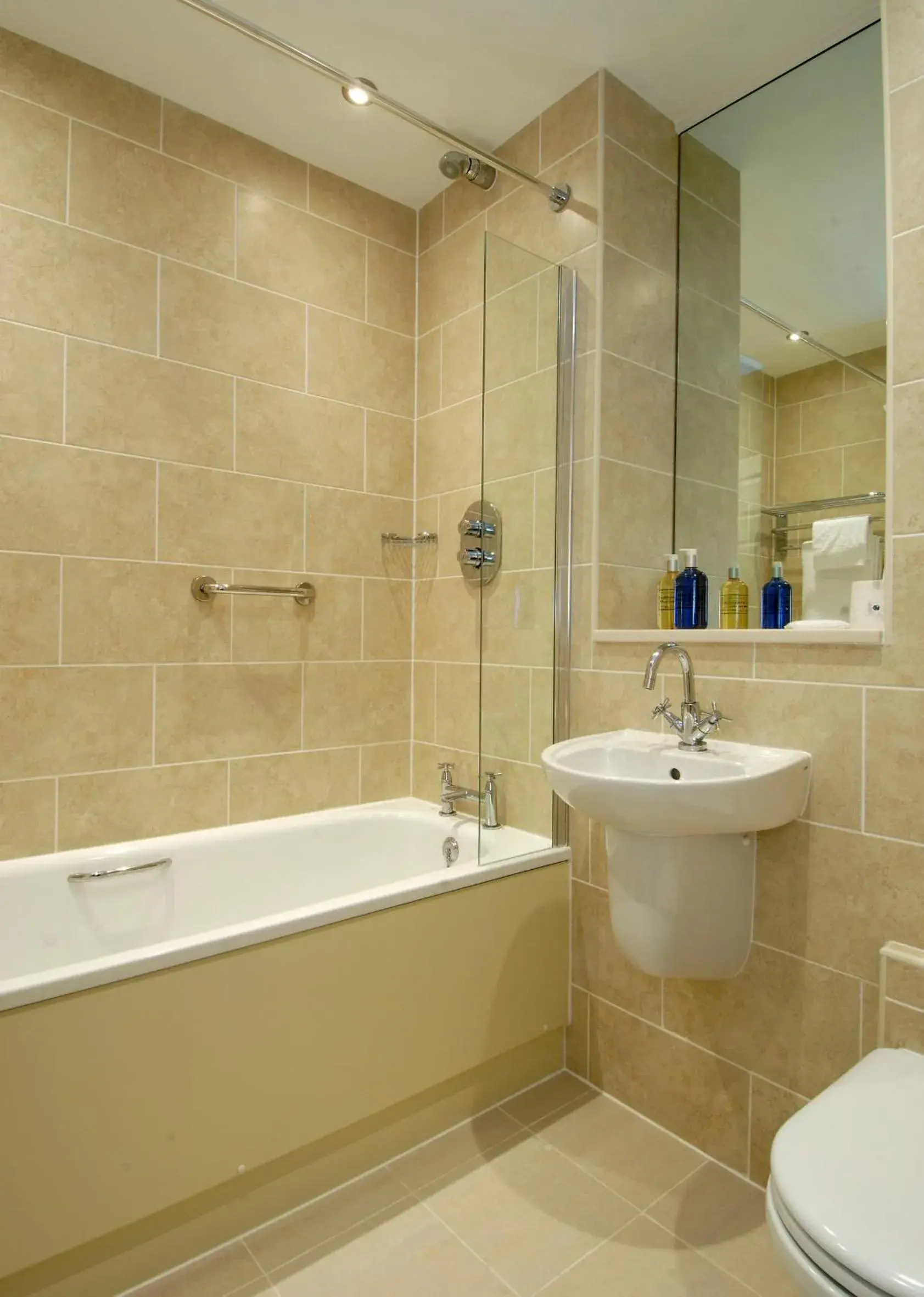 Bathroom in Grovefield House Hotel