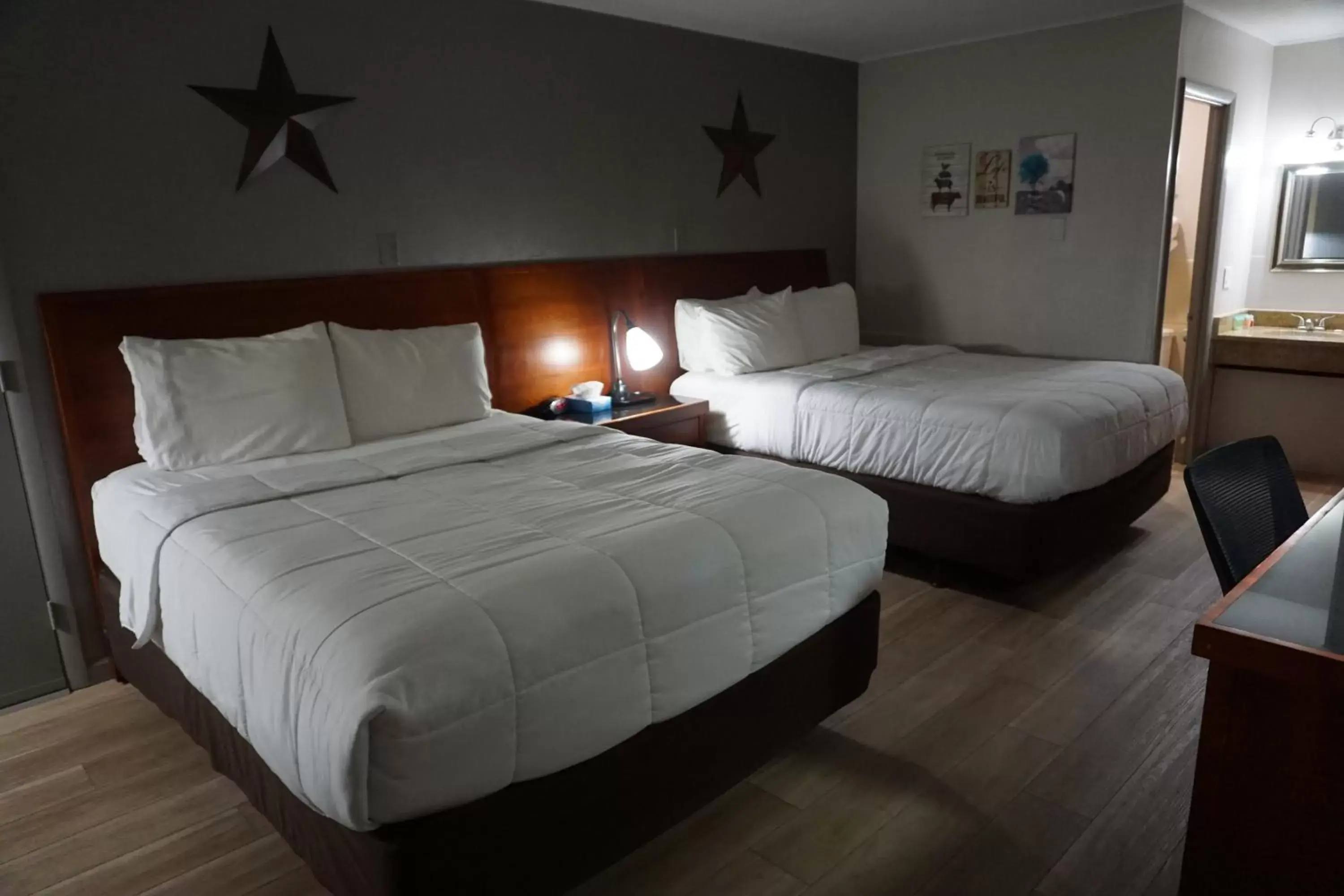 Bedroom, Bed in Harvest Drive Family Inn - Renovated Rooms