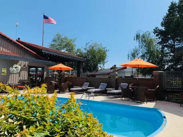 Swimming Pool in Coachman Inn Oak Harbor