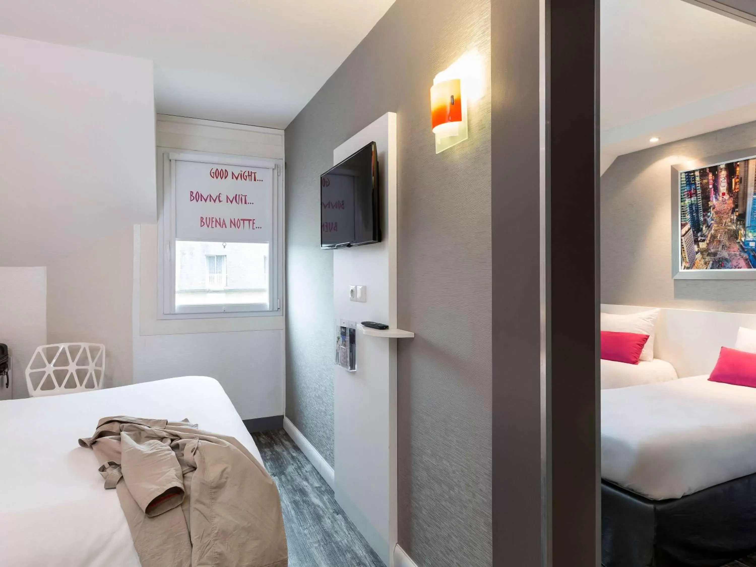 Photo of the whole room, Bed in ibis Styles Blois Centre Gare