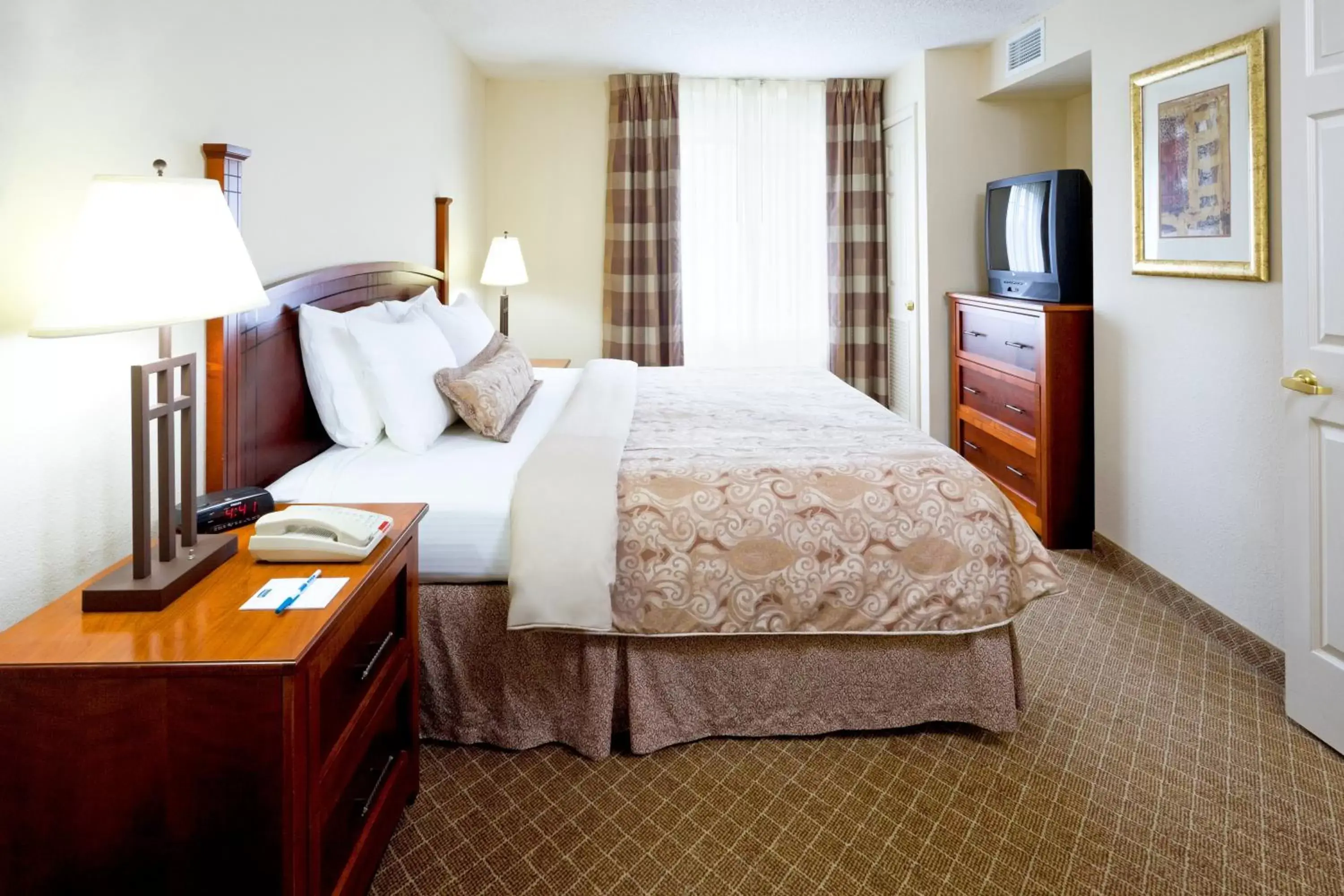 Photo of the whole room, Bed in Staybridge Suites Cranbury - South Brunswick, an IHG Hotel