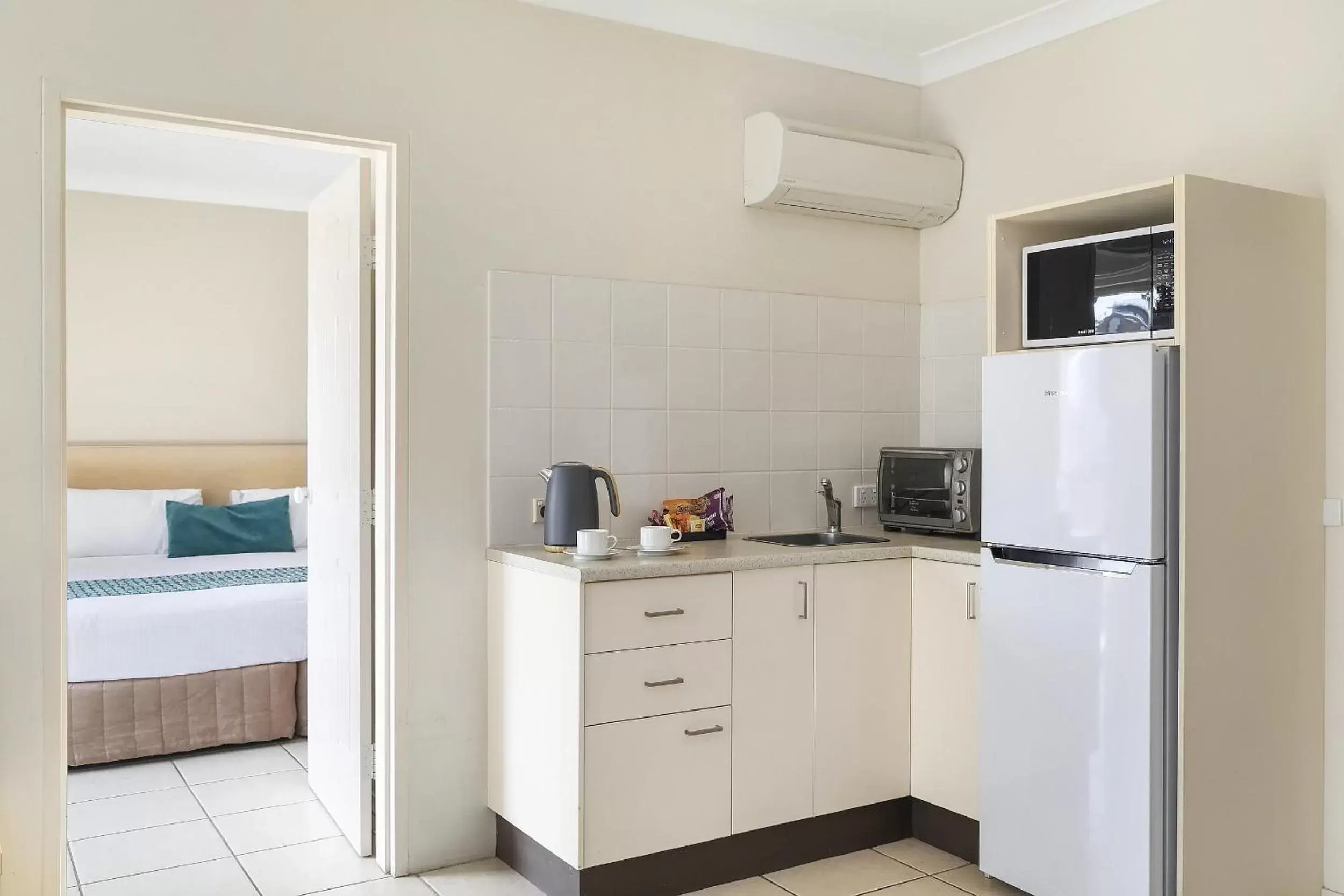 Kitchen or kitchenette, Kitchen/Kitchenette in Terrigal Sails Serviced Apartments