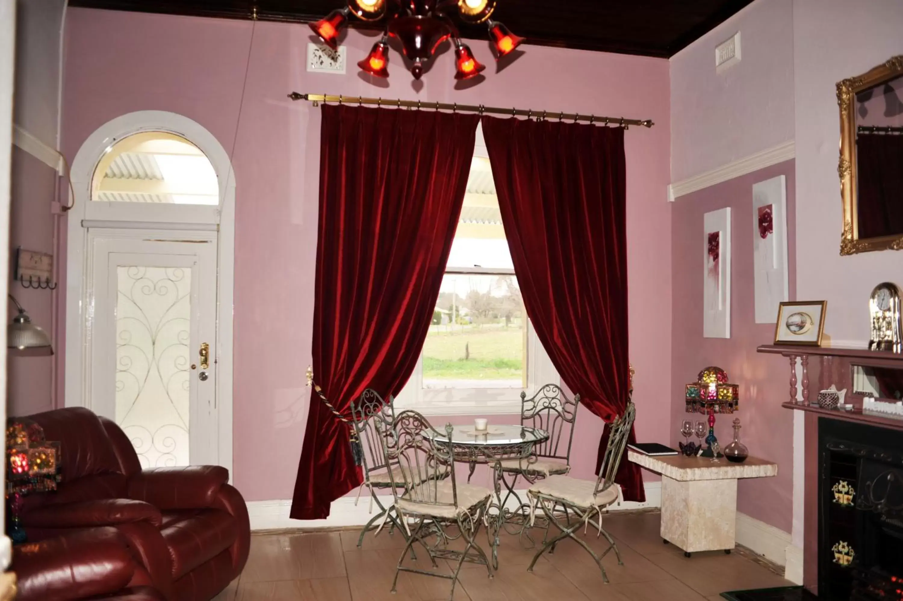 Deluxe Queen Suite in Must Love Dogs B&B & Self Contained Cottage Deluxe Queen Suite in Must Love Dogs B&B & Self Contained Cottage