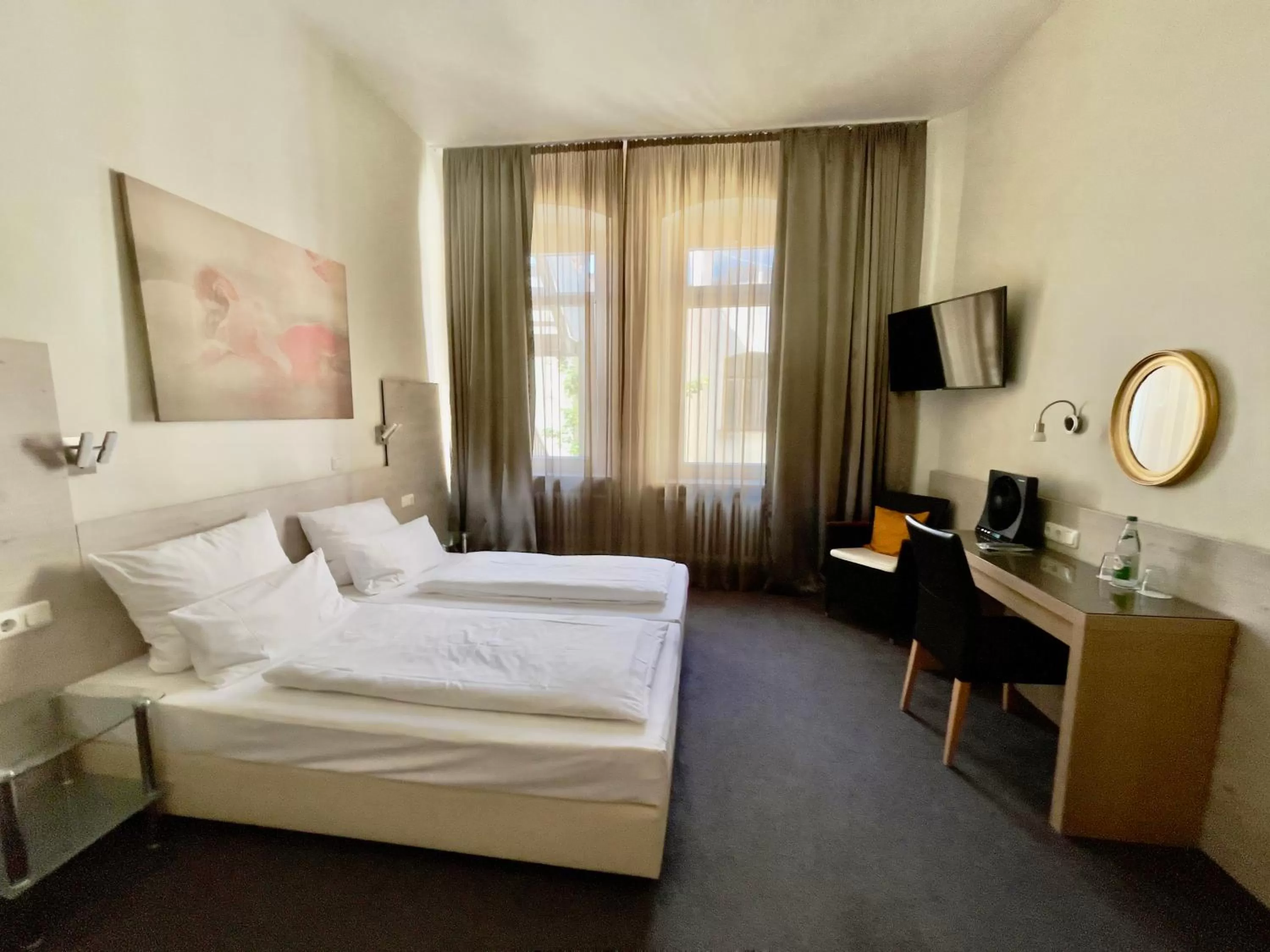 Photo of the whole room, Bed in Hotel Central