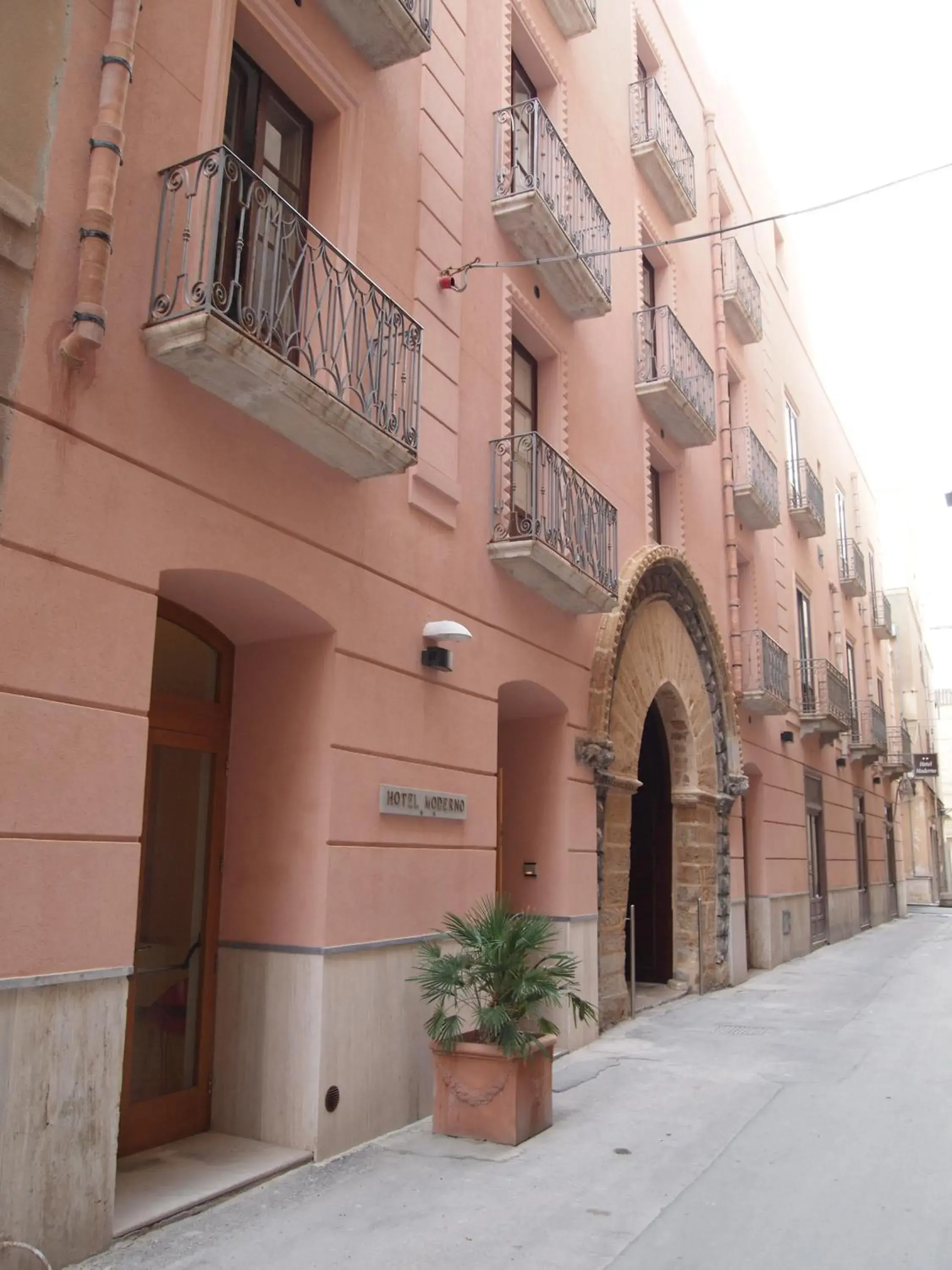 Facade/entrance, Property Building in Hotel Moderno