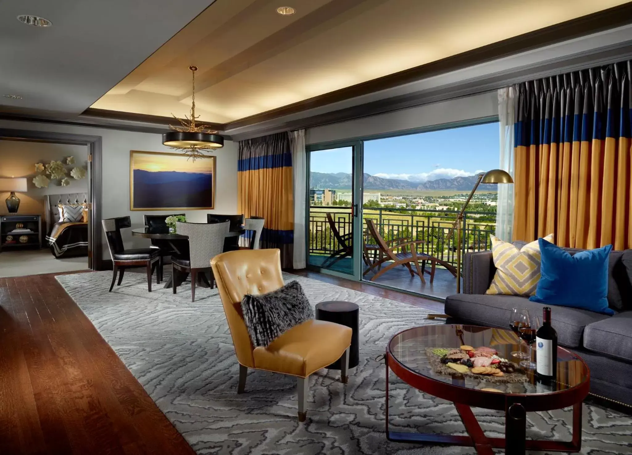 Bedroom, Seating Area in Omni Interlocken Hotel