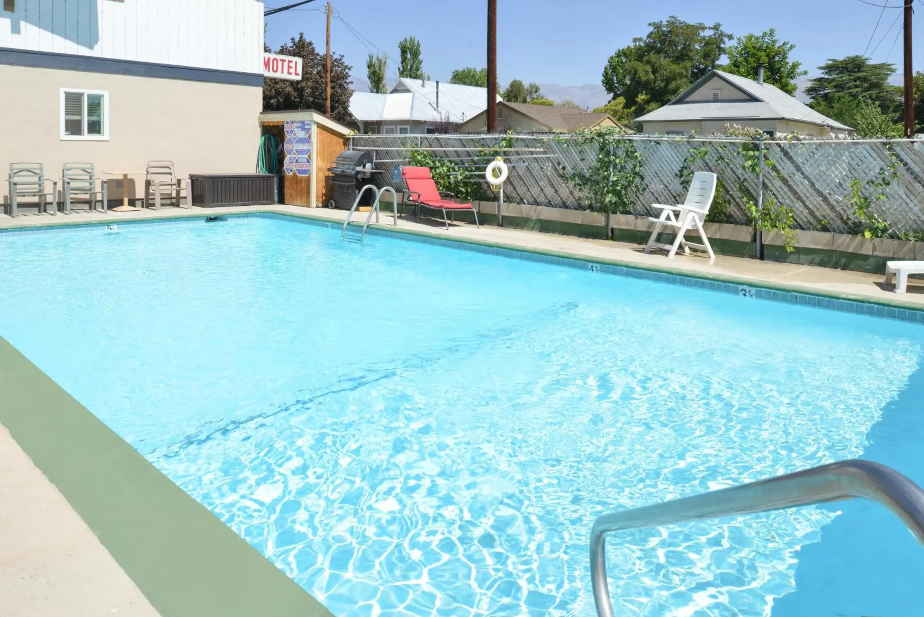 Property building in Bishop Inn Property building in Bishop Inn