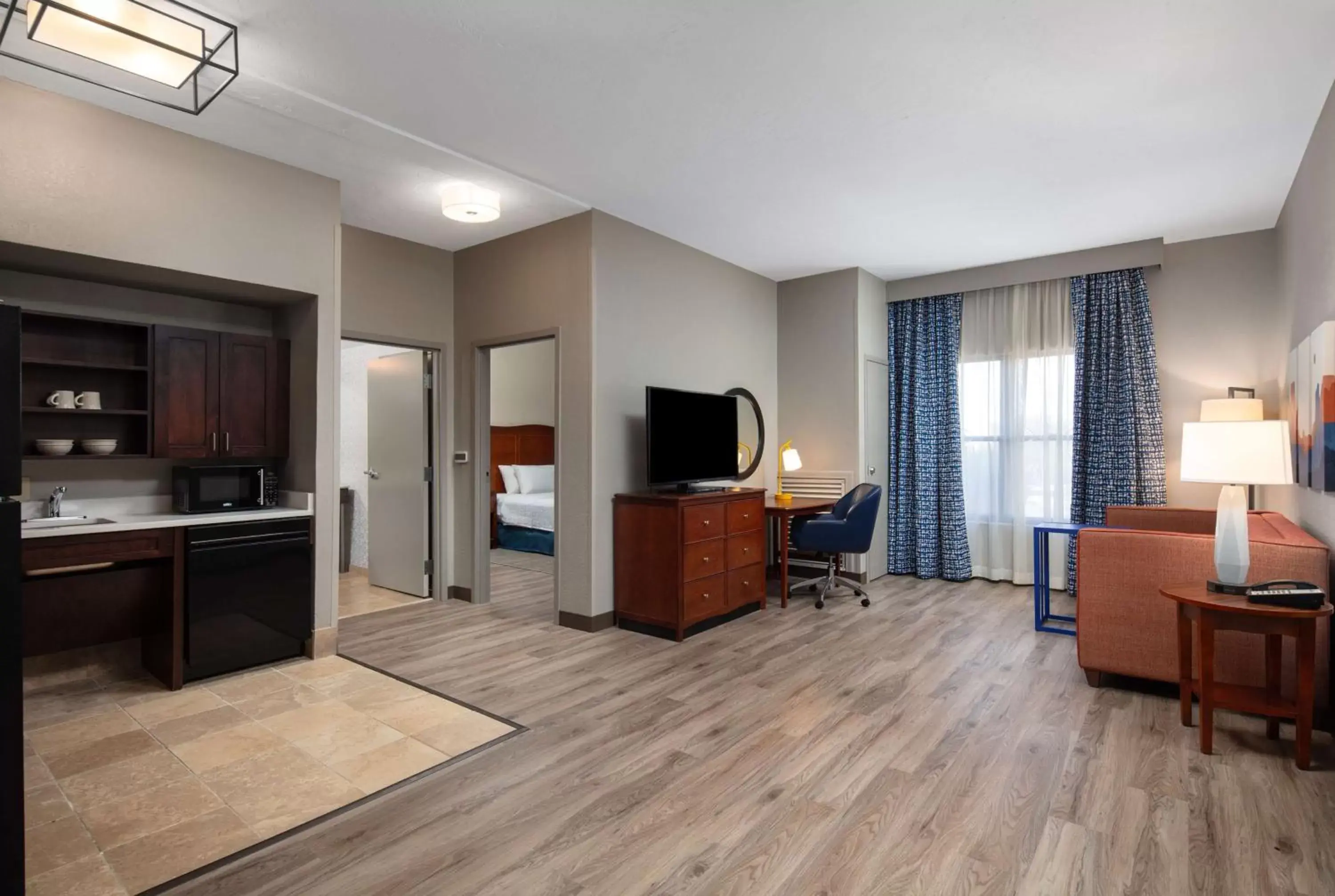 Bedroom, TV/Entertainment Center in Hampton Inn & Suites El Paso-Airport