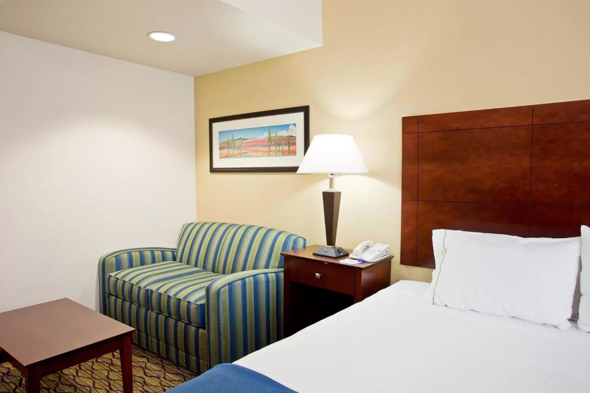 Photo of the whole room, Bed in Holiday Inn Express Scottsdale North, an IHG Hotel