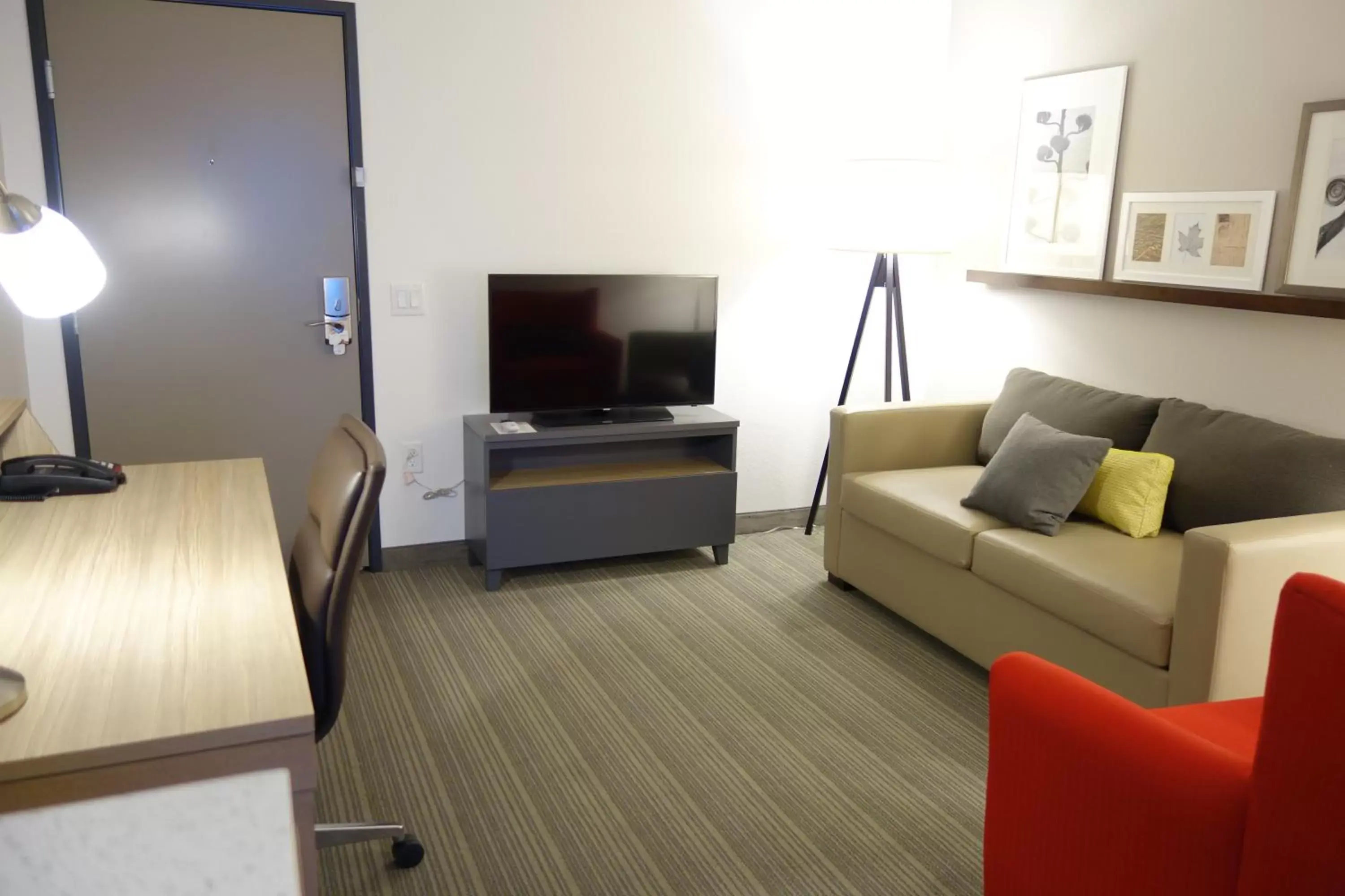Living room, TV/Entertainment Center in Best Western Plus Westheimer - Westchase Inn & Suites
