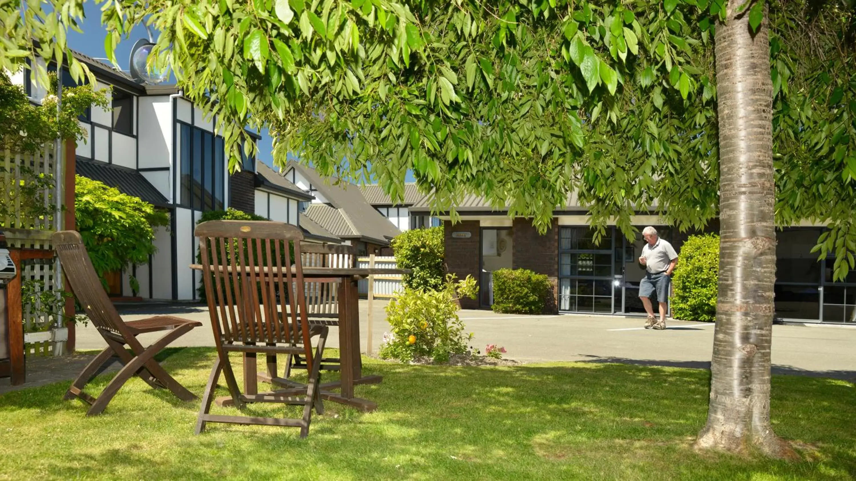 BBQ facilities, Property Building in Aston Court Motel