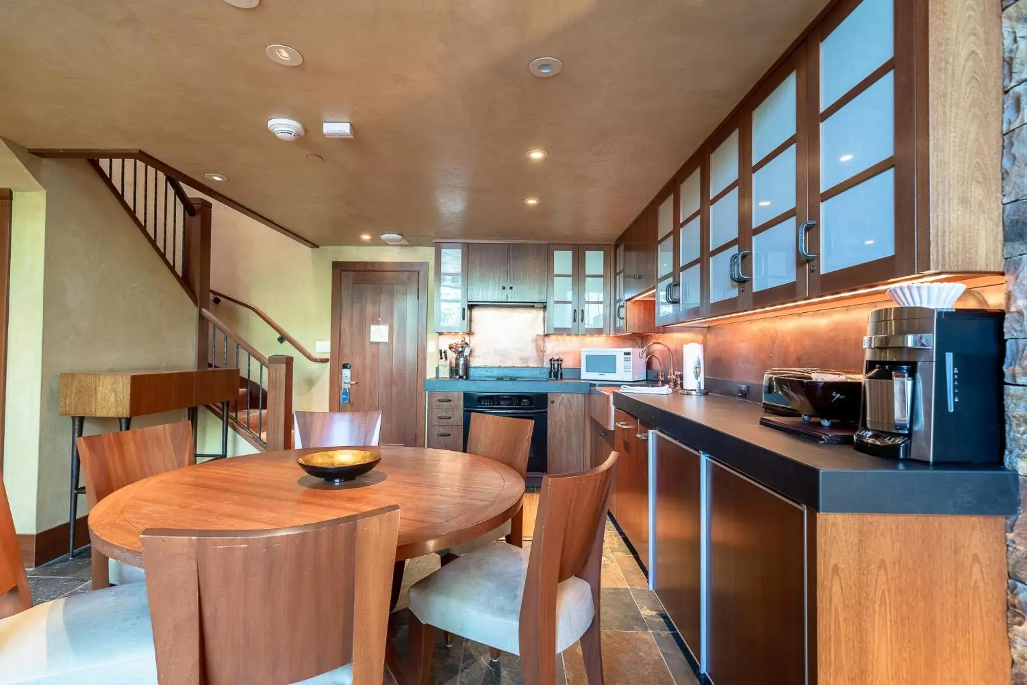 Kitchen or kitchenette, Restaurant/Places to Eat in Lodge at Vail Condominiums