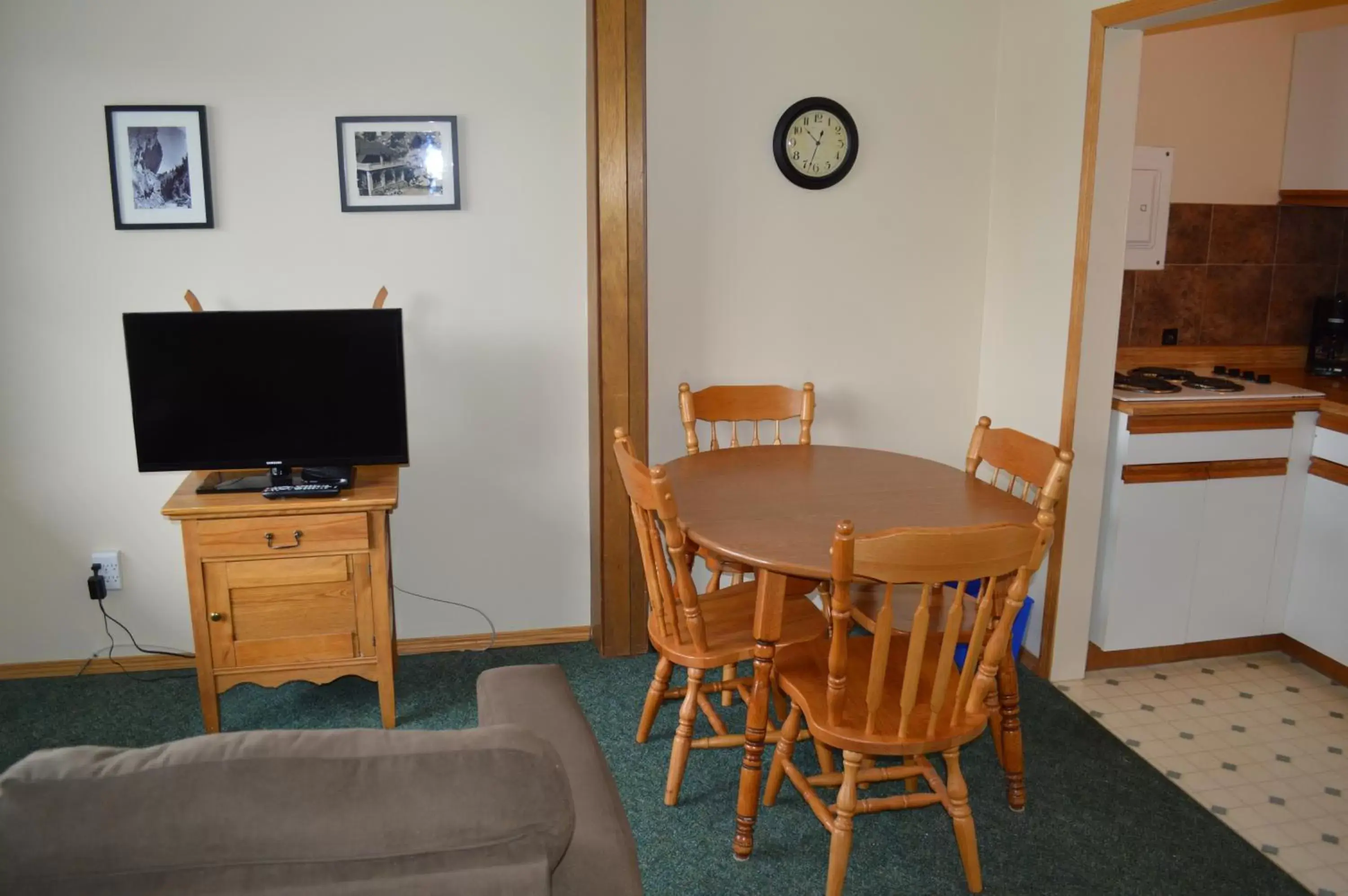 Dining area, TV/Entertainment Center in Motel Tyrol