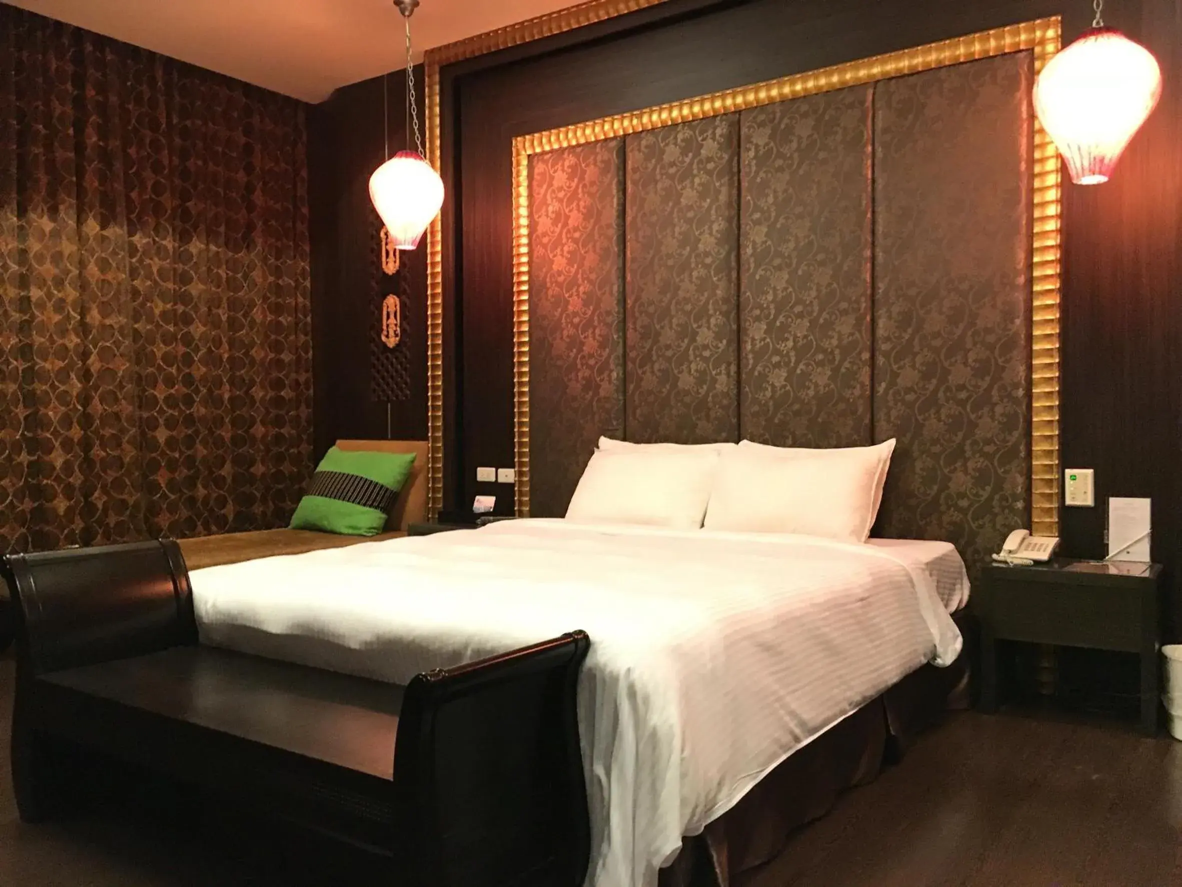 Bed in Her Home Spa Motel Douliu