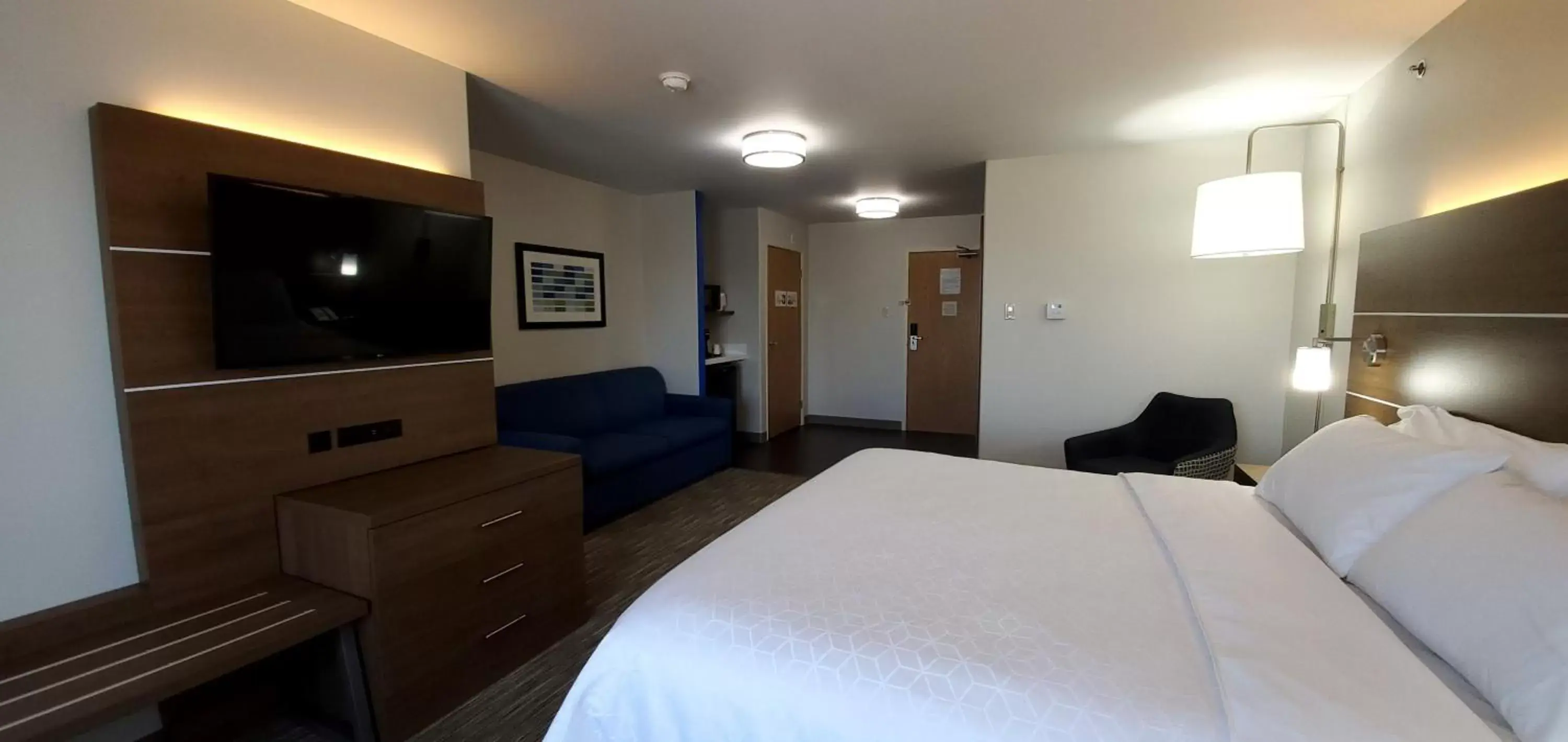 Photo of the whole room, Bed in Holiday Inn Express & Suites-Regina-South, an IHG Hotel