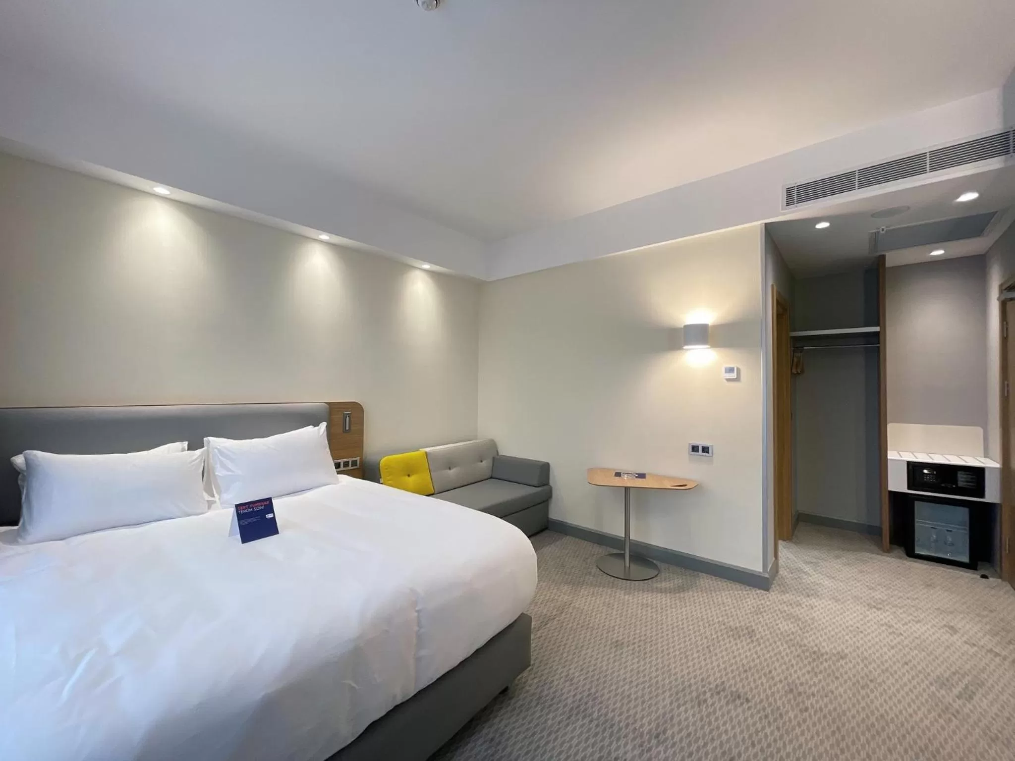 Photo of the whole room, Bed in Holiday Inn Express - Ankara - Airport by IHG