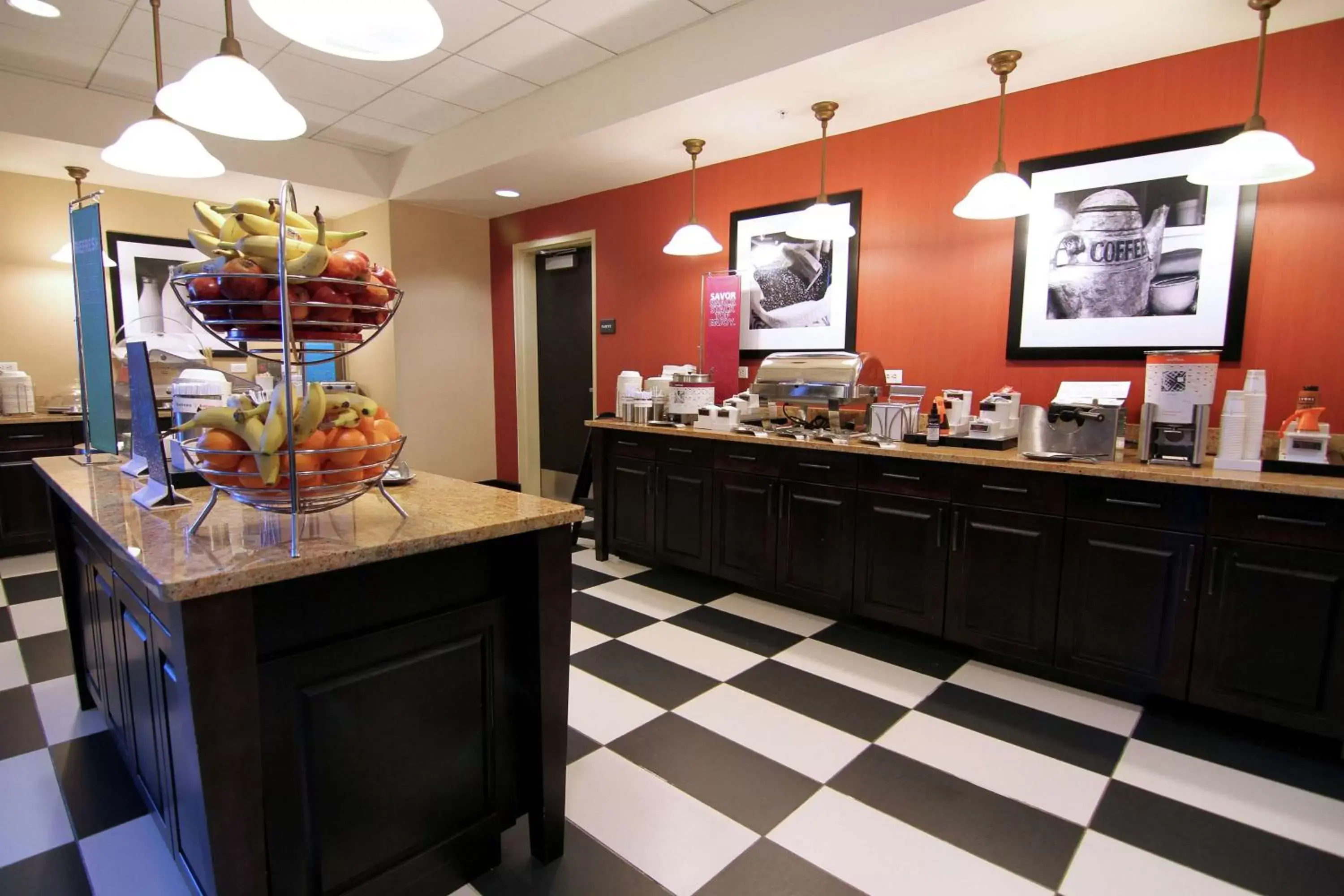 Dining area in Hampton Inn & Suites Grand Forks