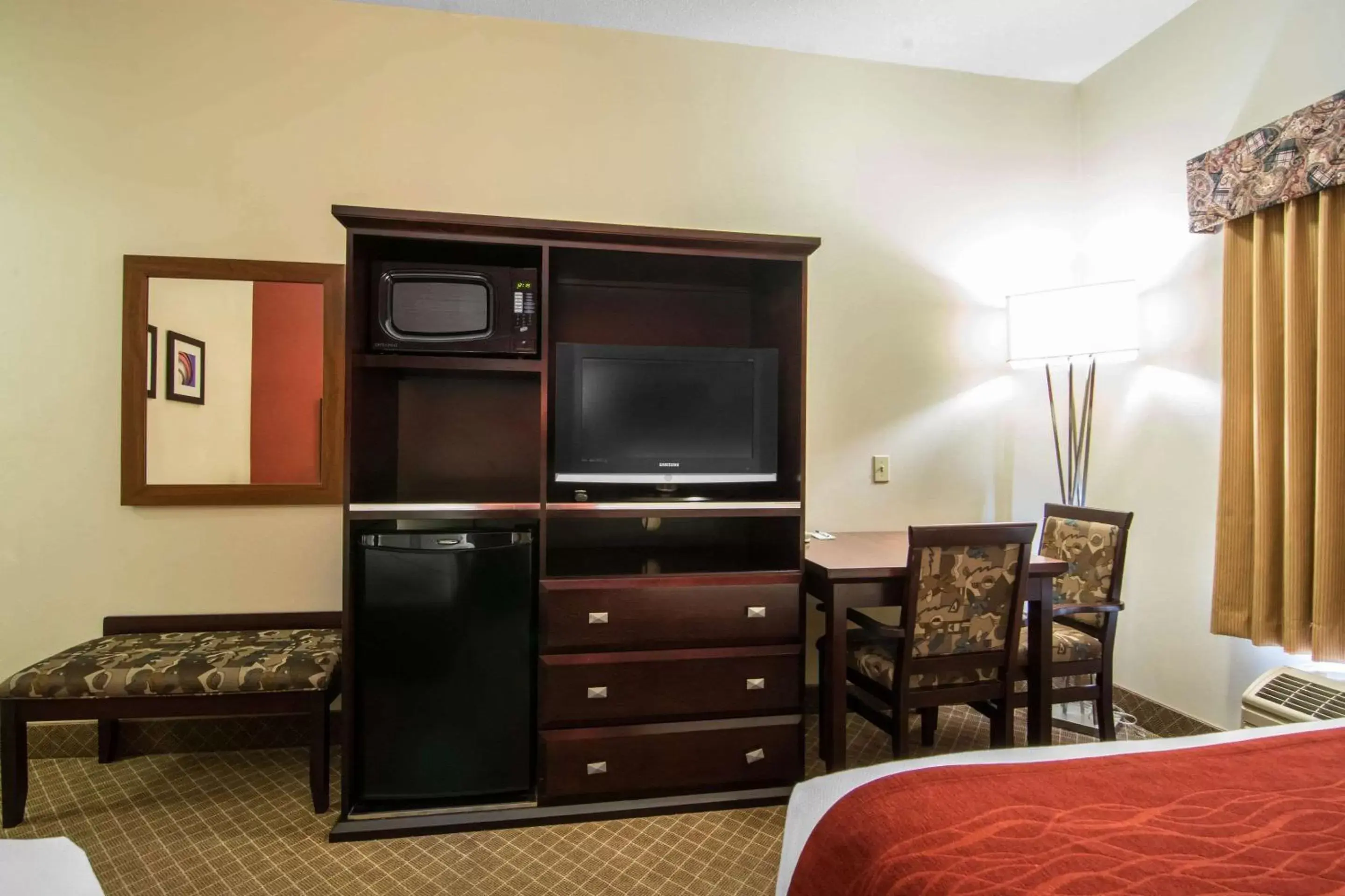 Photo of the whole room, TV/Entertainment Center in Comfort Inn & Suites Airport South