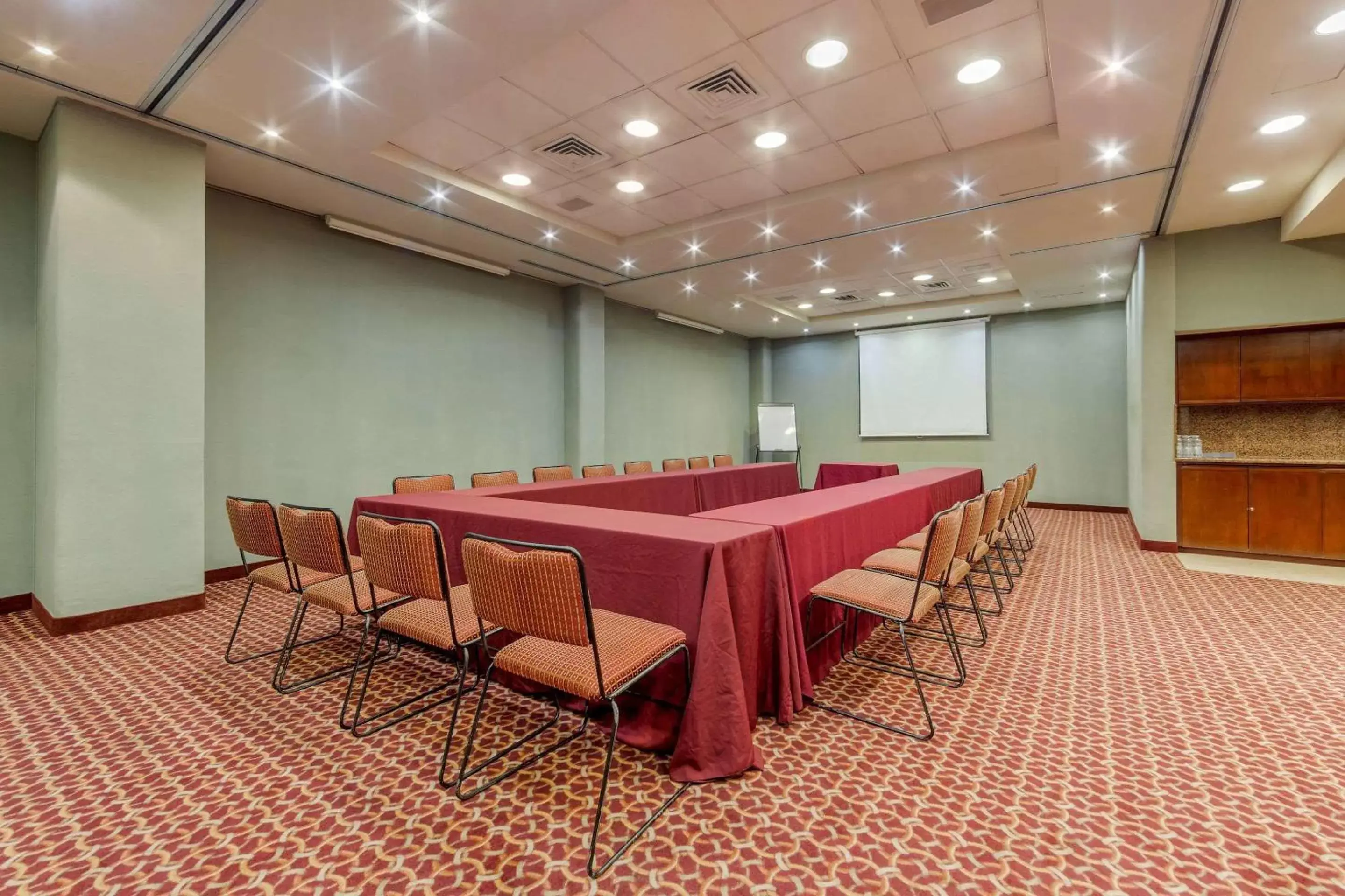 Meeting/conference room in Quality Inn Monterrey La Fe