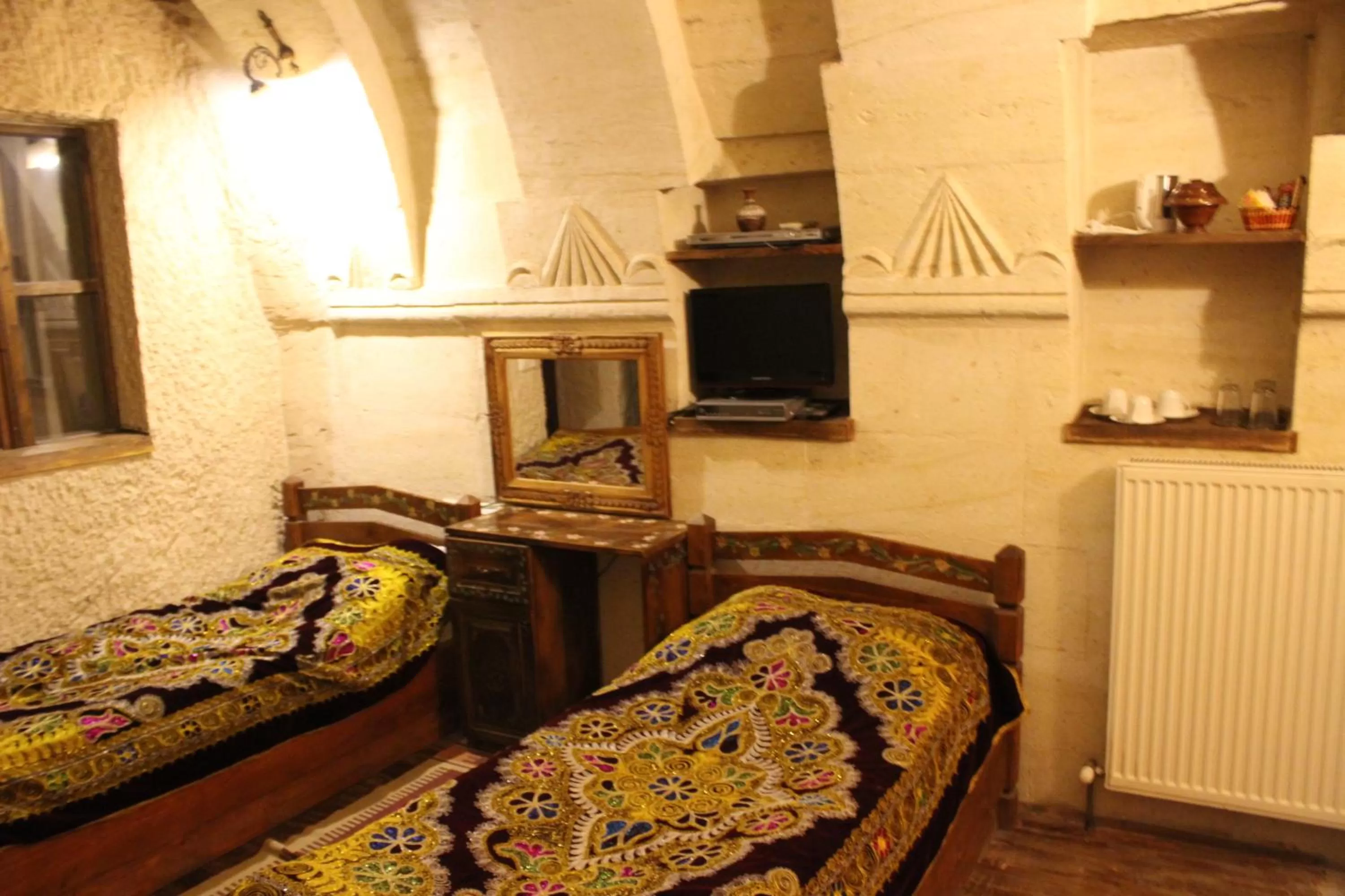 Bedroom in Kismet Cave House