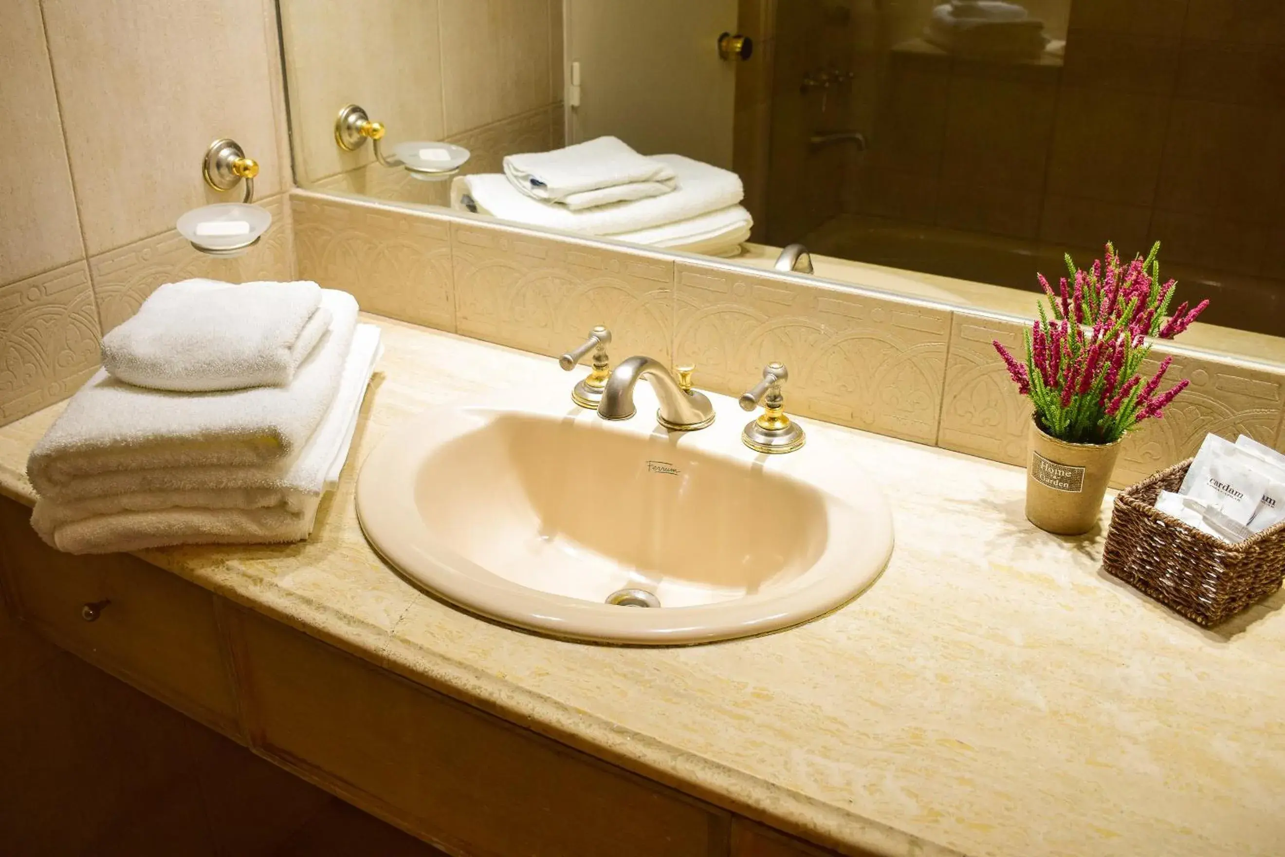 Hot Spring Bath, Bathroom in Suipacha Suites