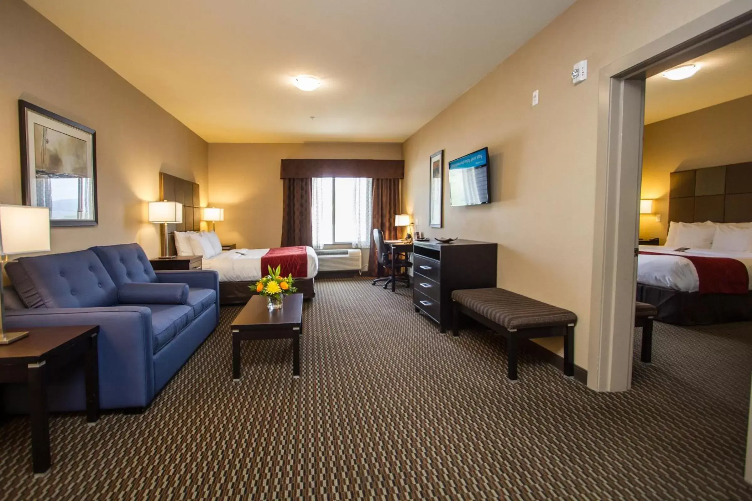 Bed, Seating Area in Comfort Suites Kelowna