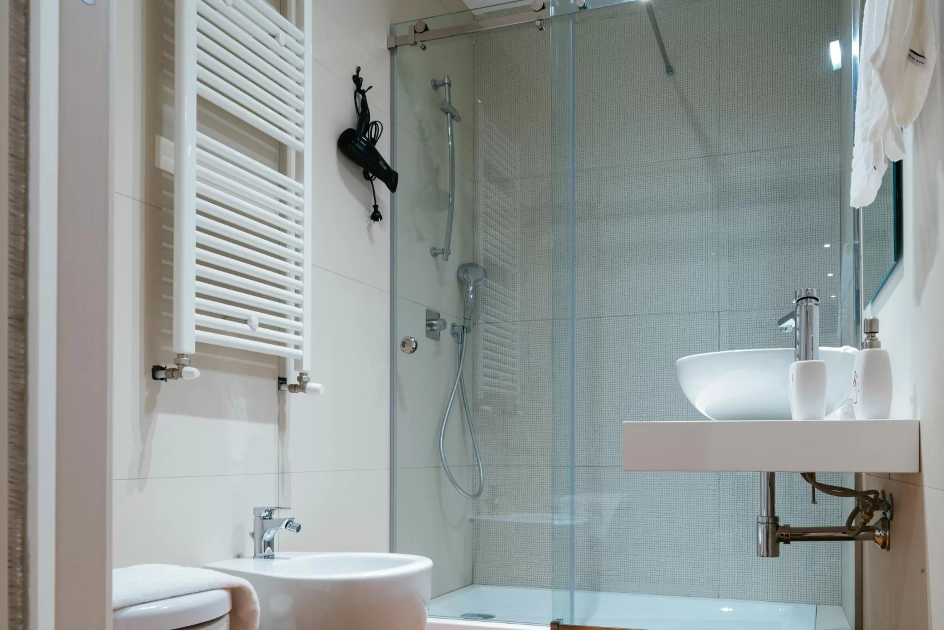 Bathroom in b&b le 4 leggende