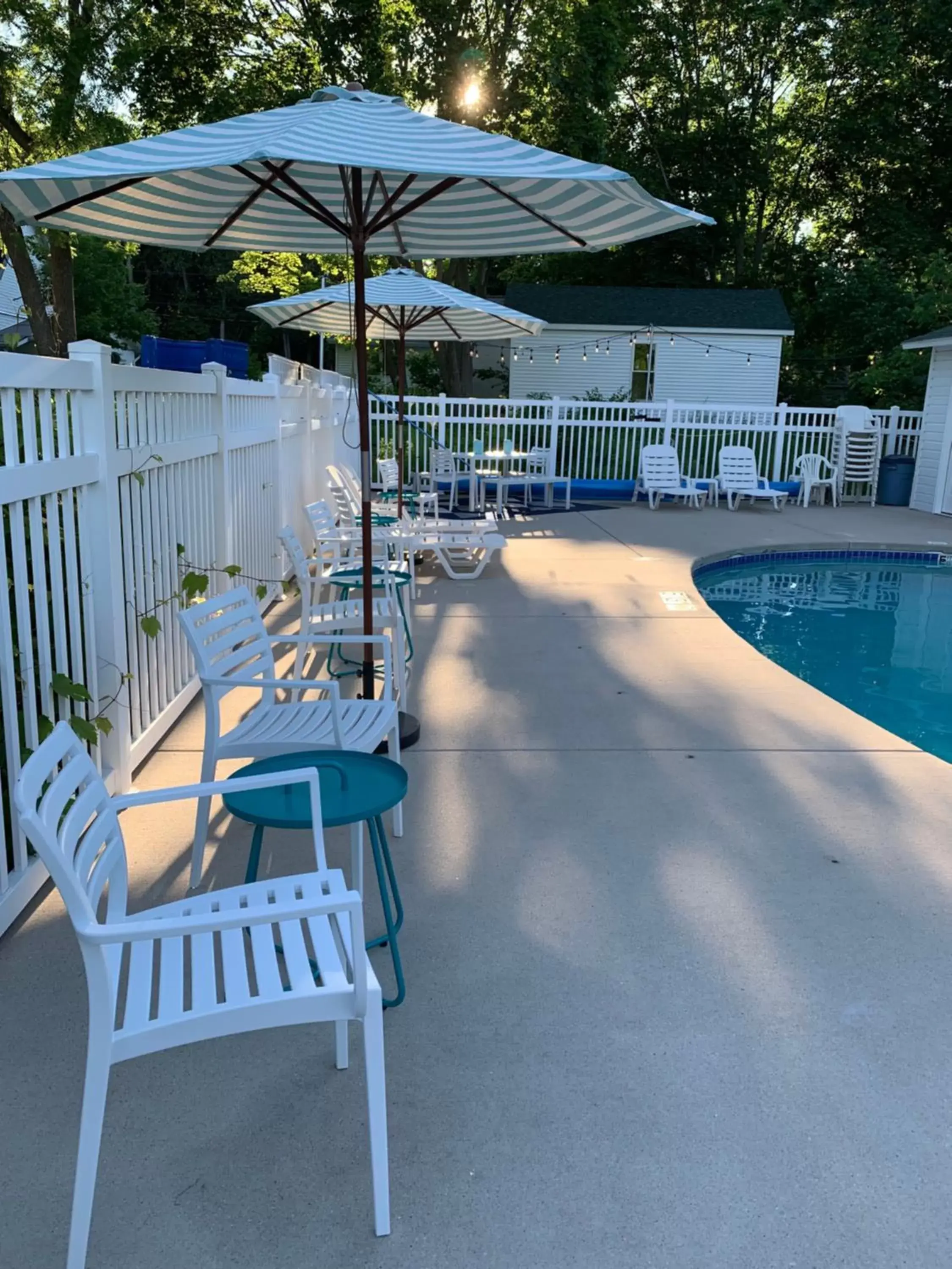 Swimming Pool in Cedar Court Inn