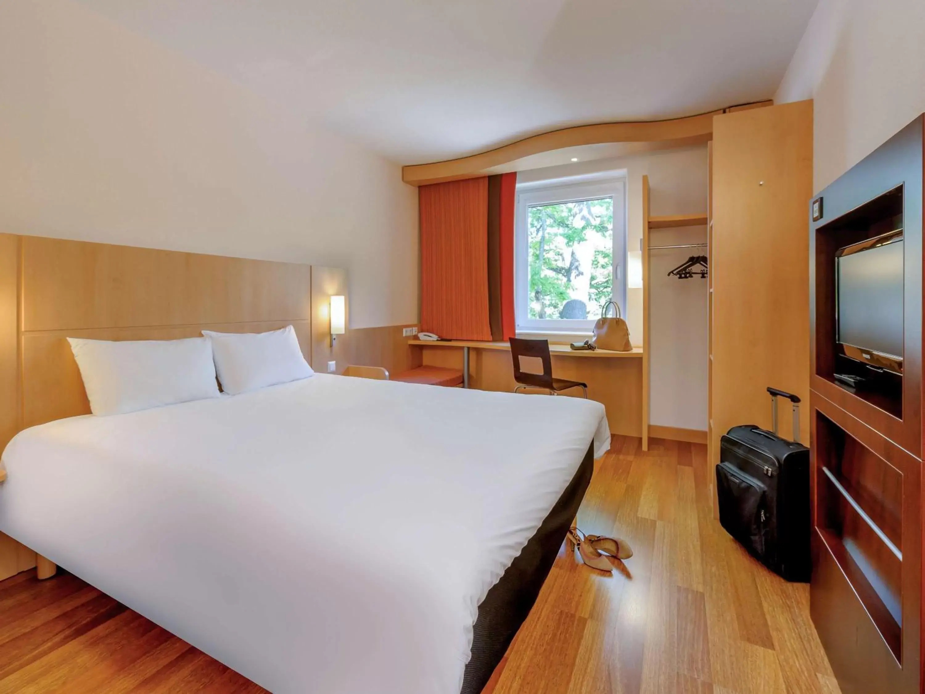Photo of the whole room in ibis Konstanz