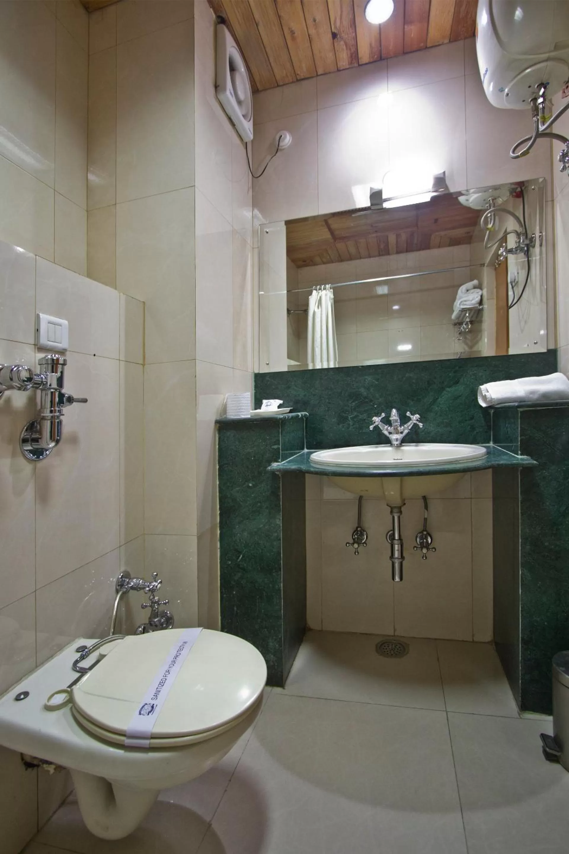 Bathroom in Hotel Broadways Inn