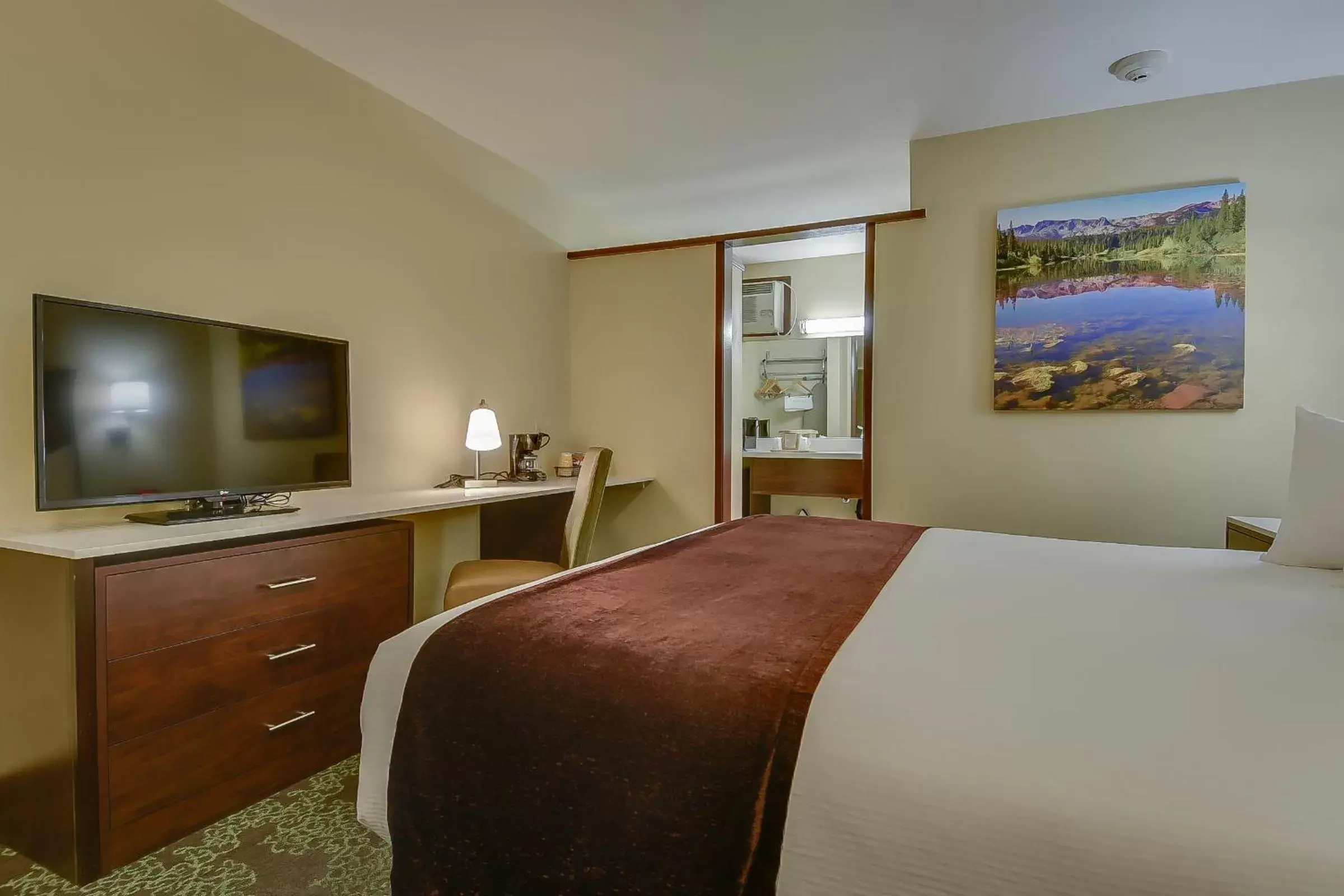 Photo of the whole room, Bed in Vagabond Inn Bishop Photo of the whole room, Bed in Vagabond Inn Bishop