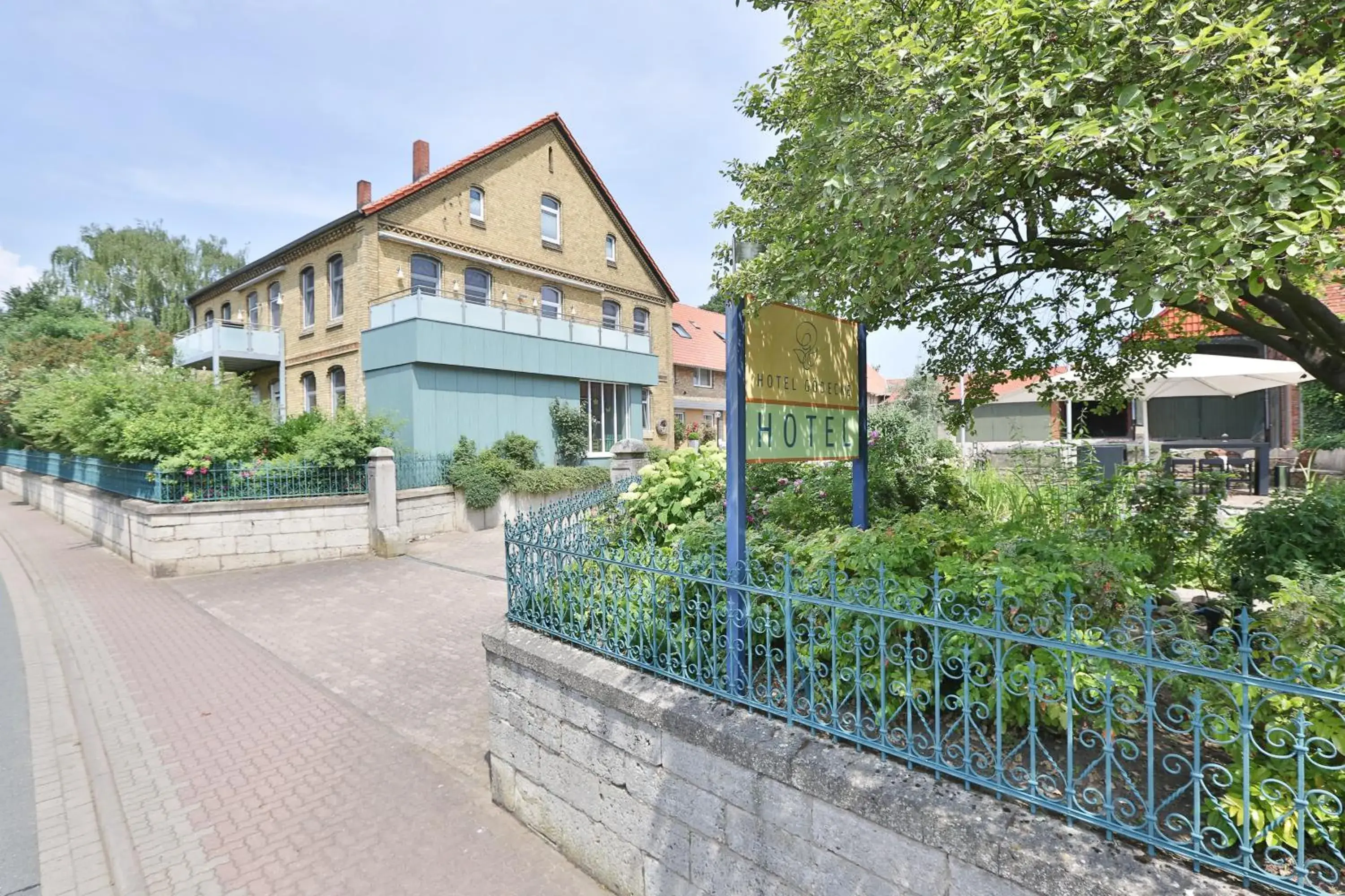 Facade/entrance, Property Building in Hotel Gödecke