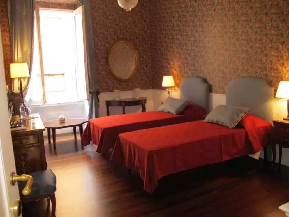Photo of the whole room, Bed in Relais Teatro Argentina